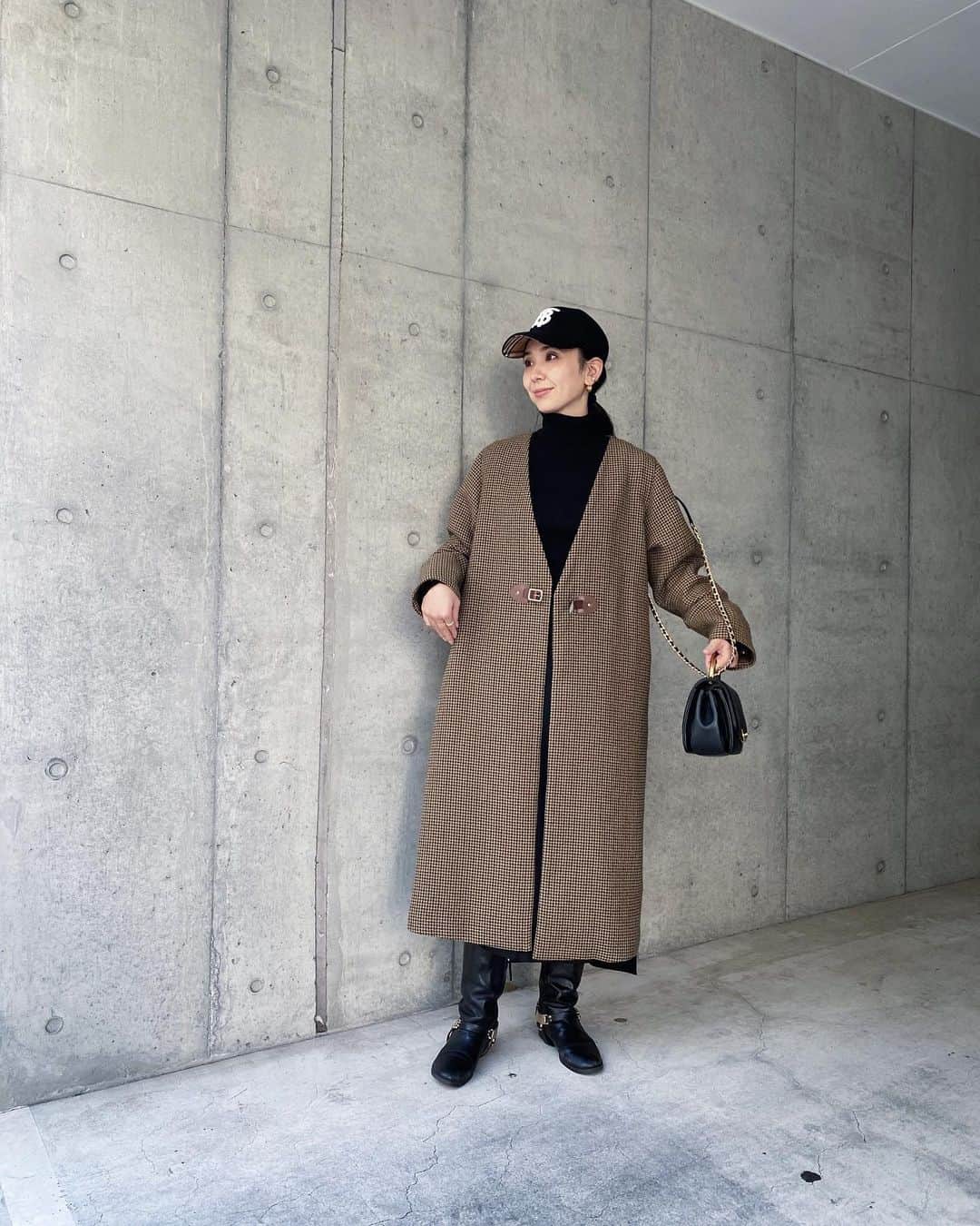 鈴木詩織のインスタグラム：「久しぶりにキャップコーデ✔︎  コートとキャップの柄を合わせて、その他はブラックでまとめてみました😉  ボトムスはブラックのスカートを着てます！冬はスカートにロングブーツを合わせるのがしっくりくる🙆🏾‍♀️ コートの深めVネックシルエットも綺麗でとってもお気に入り。  outer / @cislys_official  knit / @titivatejp  cap / @burberry  bag / @chanelofficial  boots / @zara  ﻿ ﻿  #コーデ部#コーデ日記#162cmコーデ#キャップコーデ#cislys#titivate#burberry#バーバリー#シャネルバッグ#ブラックコーデ#ティティベイト#ロングブーツコーデ#シスリス#バーバリーキャップ」