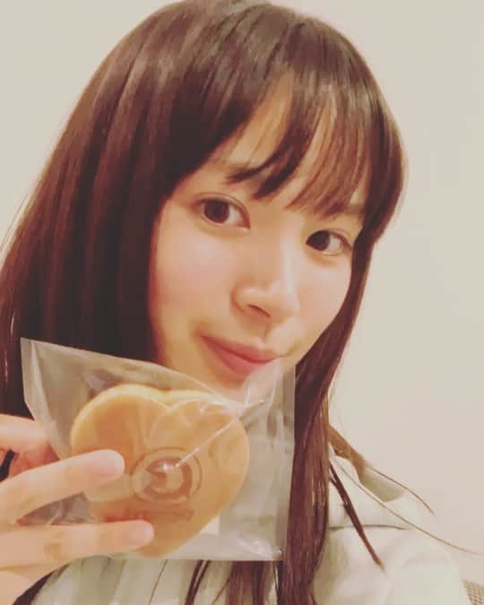 のインスタグラム：「こんばんは渚だよ🌼  このGUのパーカーお気に入りなんです😊  今夜10時はテレビ東京で「アノニマス」第2話放送です😆 テレビ東京系が映らない地域にお住まいの方もTVerでご覧いただけます😋　  ぜひお楽しみください❣️  アノニマスの後は、paraviでスピンオフのアノニマチュをお楽しみください😊 第2話では、なんでも彼氏に染まってしまう相談者の女性に指対メンバー振り回されてます☹️笑  #アノニマス #アノニマチュ #paraviどら焼きいただきました！ #GU」