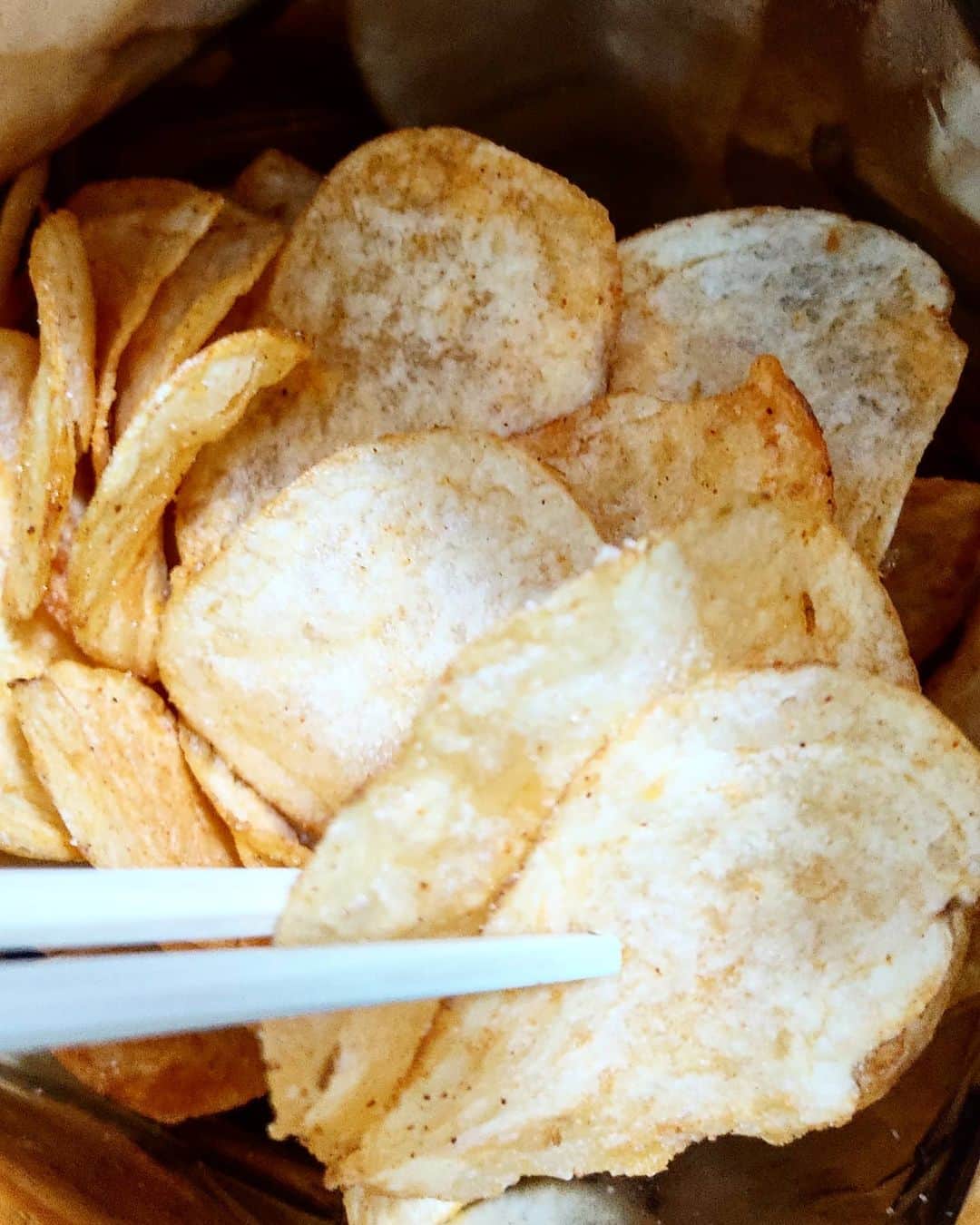 越中睦士さんのインスタグラム写真 - (越中睦士Instagram)「休日は 箸で ポテチをよく食べてます。  #箸 #ポテチ #休日」2月1日 21時05分 - makotokoshinaka