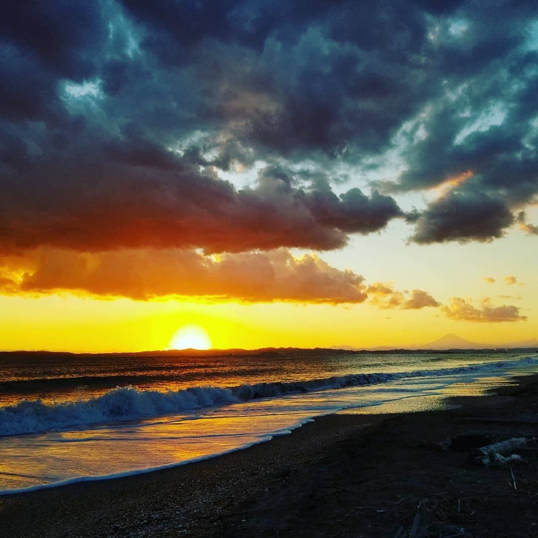 紘毅さんのインスタグラム写真 - (紘毅Instagram)「映画ロケ。極寒の海だったけど夕陽は最高だった。」2月1日 21時16分 - hirokinginging