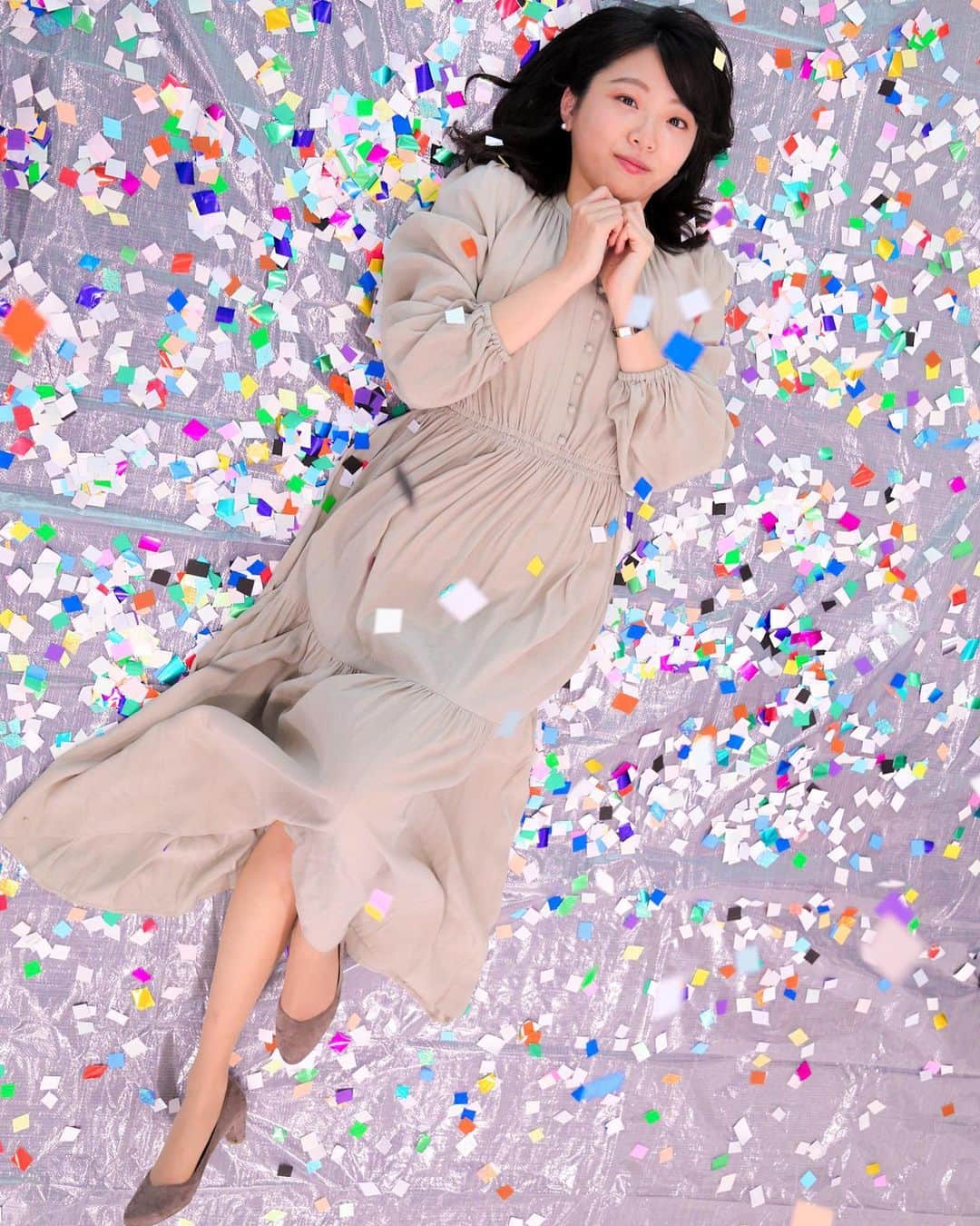 のインスタグラム：「【ポトレ企画📸】 きょう2人目は#黒木千晶 アナ 紙吹雪の中で舞ってもらいました。笑  この写真は、いちばん最後 落ちた紙吹雪の上に寝転がってもらった一枚。 (ポーズ指導は#佐藤佳奈 )  そして、岩原の掛け声に合わせて 紙吹雪を飛ばしてくれたのは#大野晃佳  (その様子はストーリーで公開します)  これが1番大変だった撮影です。笑  >>>>>>>>>>>>>>>>>>>>>> そのほかの紙吹雪フォトは ▶︎黒木アナ @kuroki.ytv  ▶︎岩原アナ @ytv_iwahara  のアカウントでご覧いただけます！ <<<<<<<<<<<<<<<<<<<<<<  #ytv #読売テレビ #アナウンサー  #photography #photo #5dmarkiv  #portraitphotography #portrait  #canon85mmf18 #canon #東京カメラ部 #ポートレート  #かんさい情報ネットten  #そこまで言って委員会」