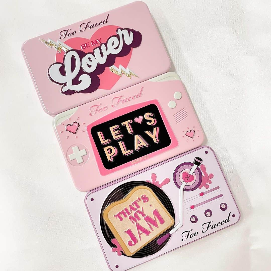 VOCE編集部さんのインスタグラム写真 - (VOCE編集部Instagram)「#toofaced から、愛されメイクが叶うアイシャドウパレットが登場！【スウォッチ付きでお届け🌹】2/1本日発売。 Too Facedから、ミニサイズの8色入りの新作アイシャドウパレットが発売に！キュートなカラーも多いので、バレンタインに向けて愛されメイクをしたいという方にもぴったりです😻  ✅トゥー フェイスド ビー マイ ラヴァー ミニ アイシャドウ パレット ￥3800 ハートをモチーフにしたバレンタイン限定パレット💖ピンクやパープルをべースとしたグラマラスなカラーと、ベーシックに使えるマットカラーが入っていて、色々な雰囲気のメイクが楽しめそう！シルクのようになめらかなテクスチャーでグラデーションもきれいに作れます◎魅力を引き立てる甘いローズの香り✨  ✅トゥー フェイスド レッツプレイ ミニ アイシャドウ パレット ￥3800 子どものころを思い出すような、キュートなゲーム機デザインのミニパレット。上段はオレンジブラウンを効かせたブラウン系、下段はピンクトーンをベースにしたカラーになっています。幅広いカラー展開で、普段使いも、特別な日にもマルチに使えそうです👏  ✅トゥー フェイスド ザッツ マイ ジャム！ミニ アイシャドウ パレット ￥3800 遊び心たっぷりのカラフルなカラーが詰まったミニパレット。コンセプトは、”THAT'S MY JAM”（=私のお気に入りソング）。聴くとハッピーになるお気に入りの歌のように、プレイフルなカラーでアイメイクを楽しんでほしいという想いが込められているそう！気持ちが高まるようなアクセントカラーが魅力的です😍  （インスタ担当Y） ーーーーーーーーーーーーーーーーーーーーー VOCEのInstagramでは新作コスメ情報やメイクテク、撮影舞台裏を毎日お届け!ぜひフォロー&チェックして！！ 👉＠vocemagazine  #voce #voceおすすめ #vocemagazine #ヴォーチェ #新作コスメ #コスメ好きな人と繋がりたい #コスメマニア #美容好きさんと繋がりたい #美容垢 #おすすめアイシャドウ #カラーメイク #アイシャドウパレット #アイシャドウマニア #バレンタインコスメ #愛され女子 #愛されメイク # #春コスメ #バレンタインメイク #ラメアイシャドウ #オレンジアイシャドウ #ピンクメイク #パープルメイク #トゥーフェイスド #toofaced #ミニアイシャドウパレット #ビーマイラヴァーミニアイシャドウパレット #レッツプレイミニアイシャドウパレット #ザッツマイジャムミニアイシャドウパレット」2月1日 21時08分 - vocemagazine