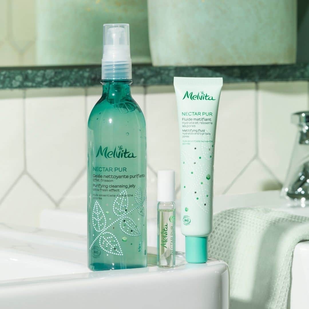Melvita Officialのインスタグラム：「Envie d’une peau zéro défaut ? 🙋‍♀️  Nous savons à quel point les imperfections peuvent vous mener la vie dure, c’est pourquoi nous avons développé notre gamme Nectar Pur. Profitez enfin d’une peau purifiée, rééquilibrée et libérée grâce à son actif de menthe poivrée bio 🌿  Et vous quel est votre secret pour une peau zéro défaut ?」
