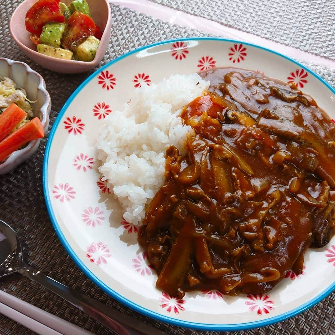 佐藤実絵子のインスタグラム：「〔ごぼうカレー〕ごはんのきろく🍚🍴 * ここ最近で本当に一番美味しかったカレー。ポイントはもちろんゴボウ！！！ * ささぎきみたいな感じでわりと細か目にして、ニンジンや玉ねぎも同じくらいに切って炒めて、トマトジュースや赤ワインを足して作りました。 カレー感が少なくなっちゃったから後からスパイスも足して作ったらとにかく美味しかったー！！！ * ゴボウの甘さとコクがすばらしい！これから毎回ゴボウ入れたい！ * サラダは、アボカドとトマトのサラダと、キャベツとささみのサラダでーす * * #みえこごはん #レシピ #二人ごはん #ふたりごはん #おうちごはん #おうちごはんlover #しあわせごはん #家庭料理 #献立 #デリスタグラム #デリスタグラマー #クッキングラム #てづくりごはん365 #フーディーテーブル #うつわ好き #うつわ #instafood #lovefood #instalove  #foodstagram #japanesefoods」