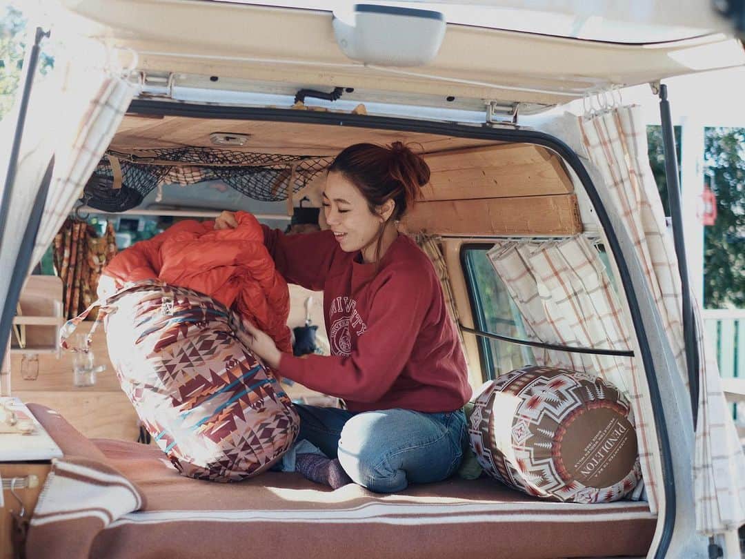 のインスタグラム：「お知らせです！📢 （何回やってもどきどきするこの瞬間🤣）  PENDLETON × YURIE コラボレーションアイテムを作らせて いただきました🙏🏻 今回は　"UTILITY BAG" さまざまな用途で使えるマルチバッグです🌈  巾着タイプの大容量 丸底バッグで、普段使いとしてはもちろん。シュラフも収納できるサイズ感です。撥水性のある生地なのでアクティビティ等でよごれてしまった服を入れておいたり、ランドリーバッグにも良いかと思います🙆‍♀️◎  車中泊やキャンプで長旅をする時に シュラフを収納袋に毎回入れるのはめんどくさくて（笑）← でも大きな袋に入れるのも幅をとってしまうためこんなちょうどいいサイズ感が欲しかったんです。  専用収納ポーチ付き👝 あ、あとパッカブル仕様です！  わかりにくいと思うので  後ほど動画も載せますね♪(^-^)  #PENDLETON#collaboration#ペンドルトン#コラボレーション#車中泊#キャンプ#マルチバッグ#エコバッグ」