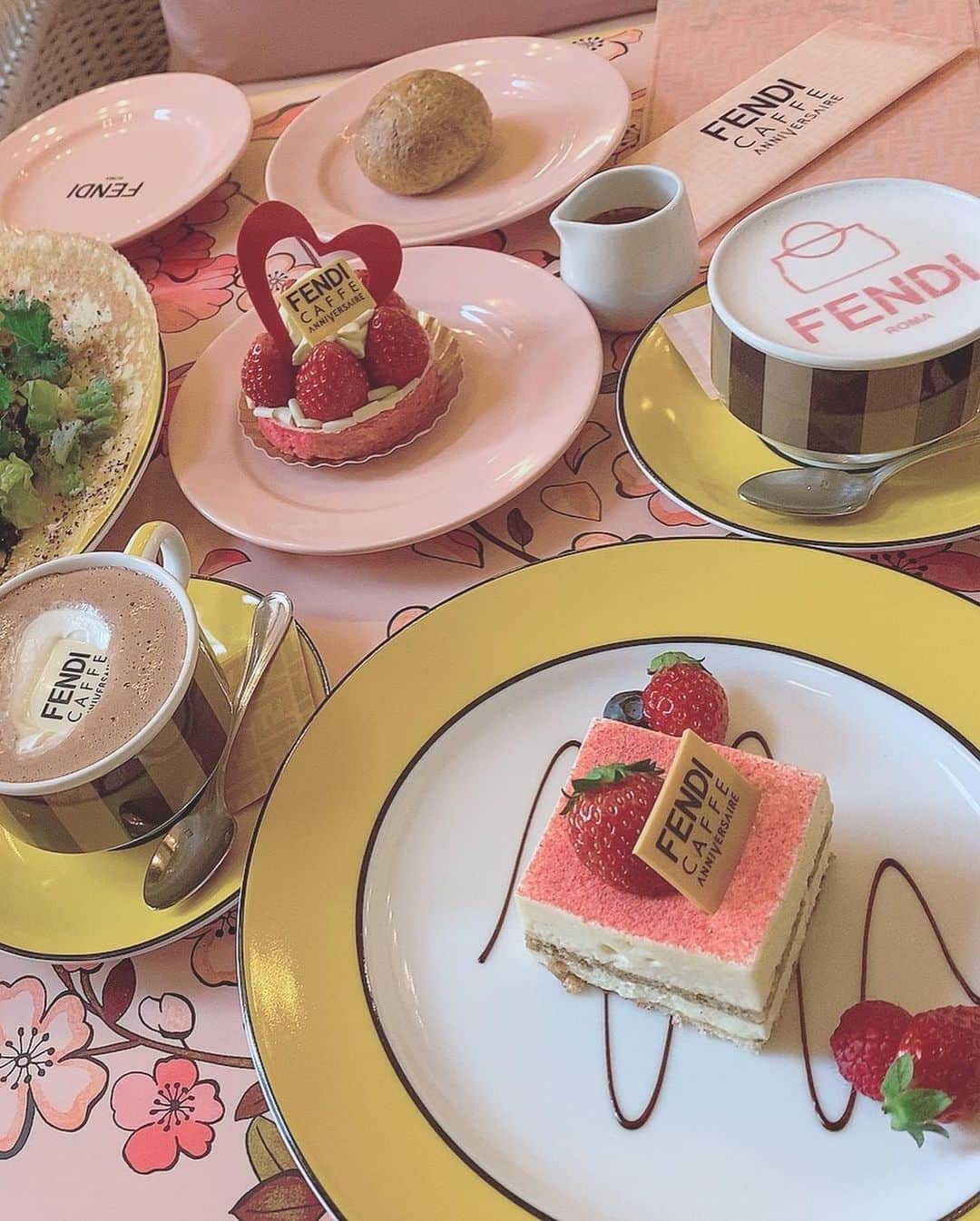 高橋かののインスタグラム：「FENDI cafe‼︎」