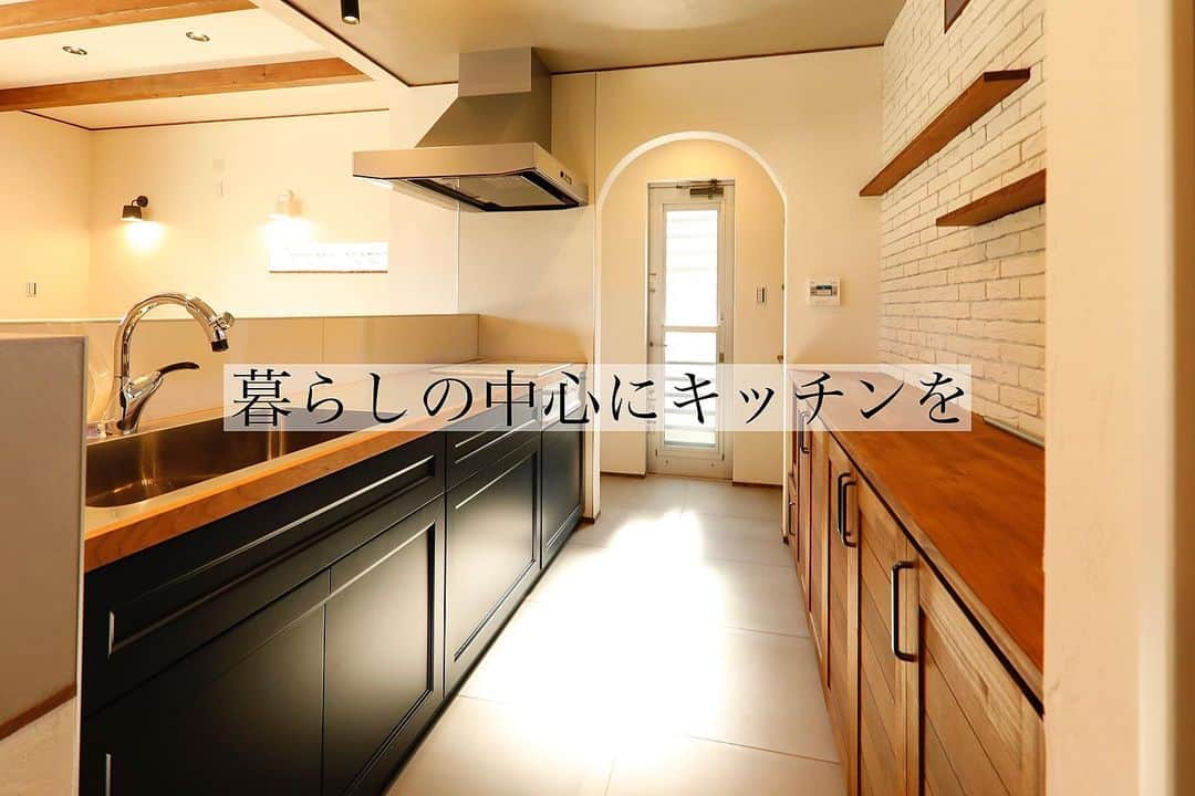 homelife 夢を叶える暮らし方さんのインスタグラム写真 - (homelife 夢を叶える暮らし方Instagram)「【暮らしの中心にキッチンを】 キッチンは料理をつくるだけの場所ではなく、 家族が集い、ともに楽しむ場所🍚 しっかりこだわりたいですね🍳 .  こちらのお家はアーキホームライフのお施主様邸の施工写真です。 その他の施工写真は、 @homelife_gallery のURLからご覧いただけます。 . 家づくりの資料請求はコチラから @homelife_shiryou . .  #キッチン #ブルックリンスタイル #垂れ壁 #アイアン #無骨 #インダストリアル  #ペンダントライト #対面キッチン #カフェ風キッチン  #新築﻿ #注文住宅﻿ #家づくり﻿ #新築一戸建て﻿ #新居﻿ #自由設計﻿ #空間デザイン﻿ #戸建て﻿ #おしゃれな家」2月1日 21時13分 - archihomelife_official