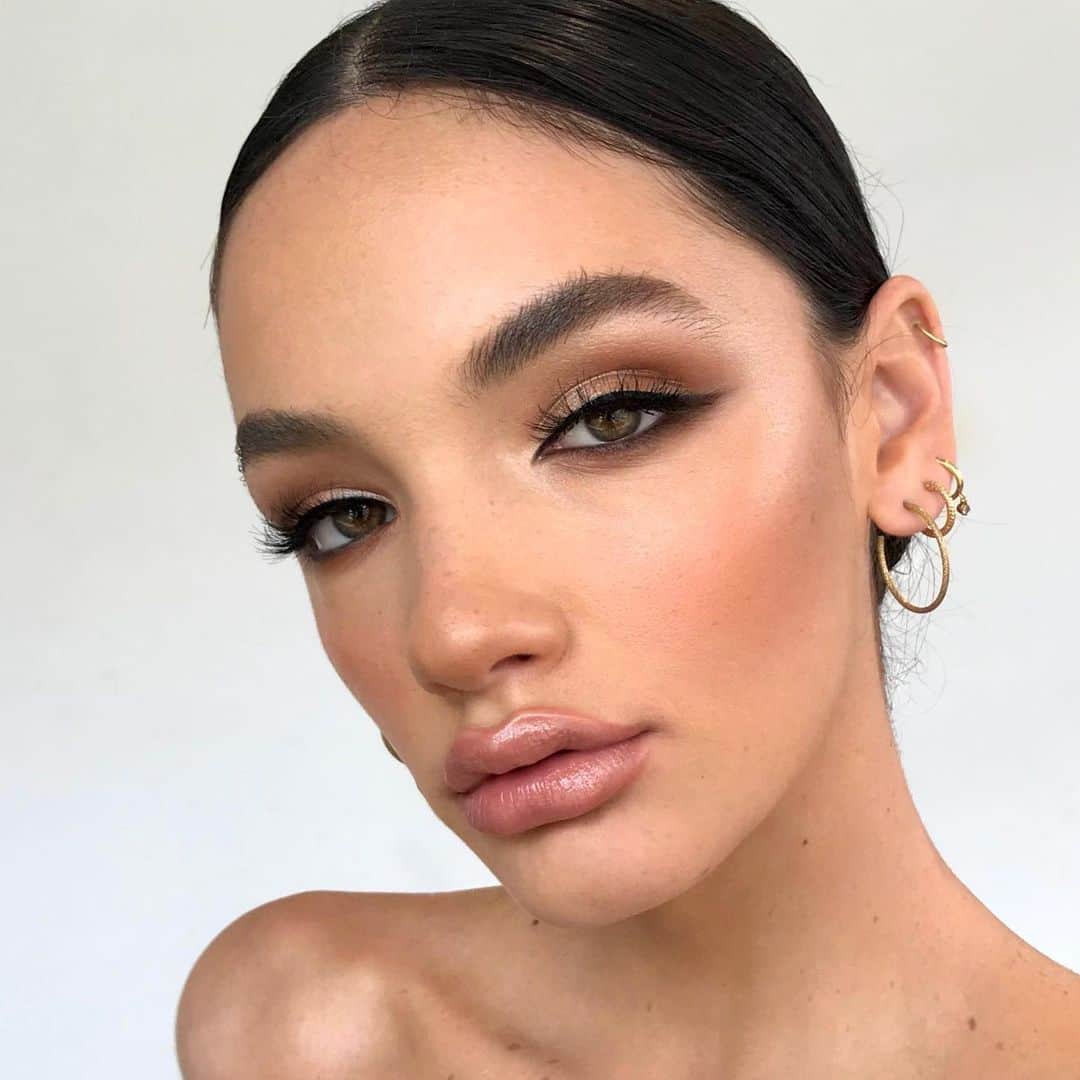 Ania Milczarczykのインスタグラム：「I feel like the quickest way to turn a natural look into a full glam, is to throw on a lash on. Watch my stories up now to see how I added just a few products and a set of @ardelllashesaus Naked lashes (in no. 425 with their new glue/liquid liner IN ONE 💥 ) to super, and I mean superrrrr easily go from day to to night」
