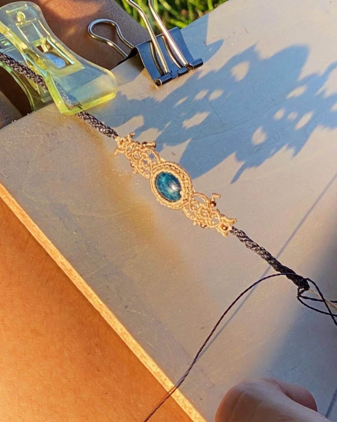 Joe Ideのインスタグラム：「夕日に光るブルーアパタイト🌊🌊 外でたまに制作をするけど 気分転換になって気持ちいい🌸 これを作ってる時も本当に嬉しかったなー！時間を忘れて結びました🌈 ． . . 今日親父と電話でコロナをした🌈 俺がお客も来ないからお店も暇だし 悪いけど休んで欲しいと言われた話をした☀️ 、 お店は人件費かけないで済むし 俺も仕事しなくて済むから win-winだよと言ったら お前はお金貰えてないから winじゃないじゃんと言われた😂笑 俺がお金貰うことより 働かなくていいことの方が winだって言ったら笑われました🌊 でも今日はちゃんと知り合いの 現場のお仕事のお手伝いをしました🚶‍♀️ 初日ですが本当に辛かったです😀」
