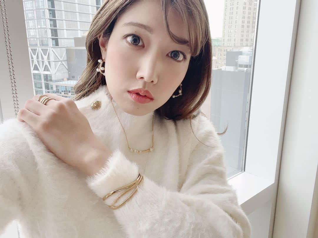 滝沢結貴のインスタグラム：「冬になると、特にパールが着けたくなる。。。 と、いうことで新しく私のジュエリーコレクションに追加されたピアスとネックレス❄️  こちらは、#アンミカ さんとグロッセのコラボジュエリー💎✨ こぼれおちそうなパールに、8角形のスタースタッズが😍  ...たまらない🤍  necklace & pierced earrings ＠grossejapan x @ahnmikaofficial  bangle & ring @grosseglace  tops @bananarepublic_jp @bananarepublic #バナリパ」