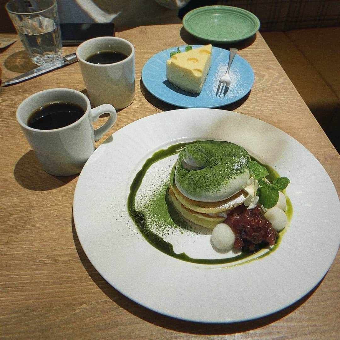 西山なずなのインスタグラム：「. パンケーキ🥞💚 ここのチーズケーキもおいちかった💛」