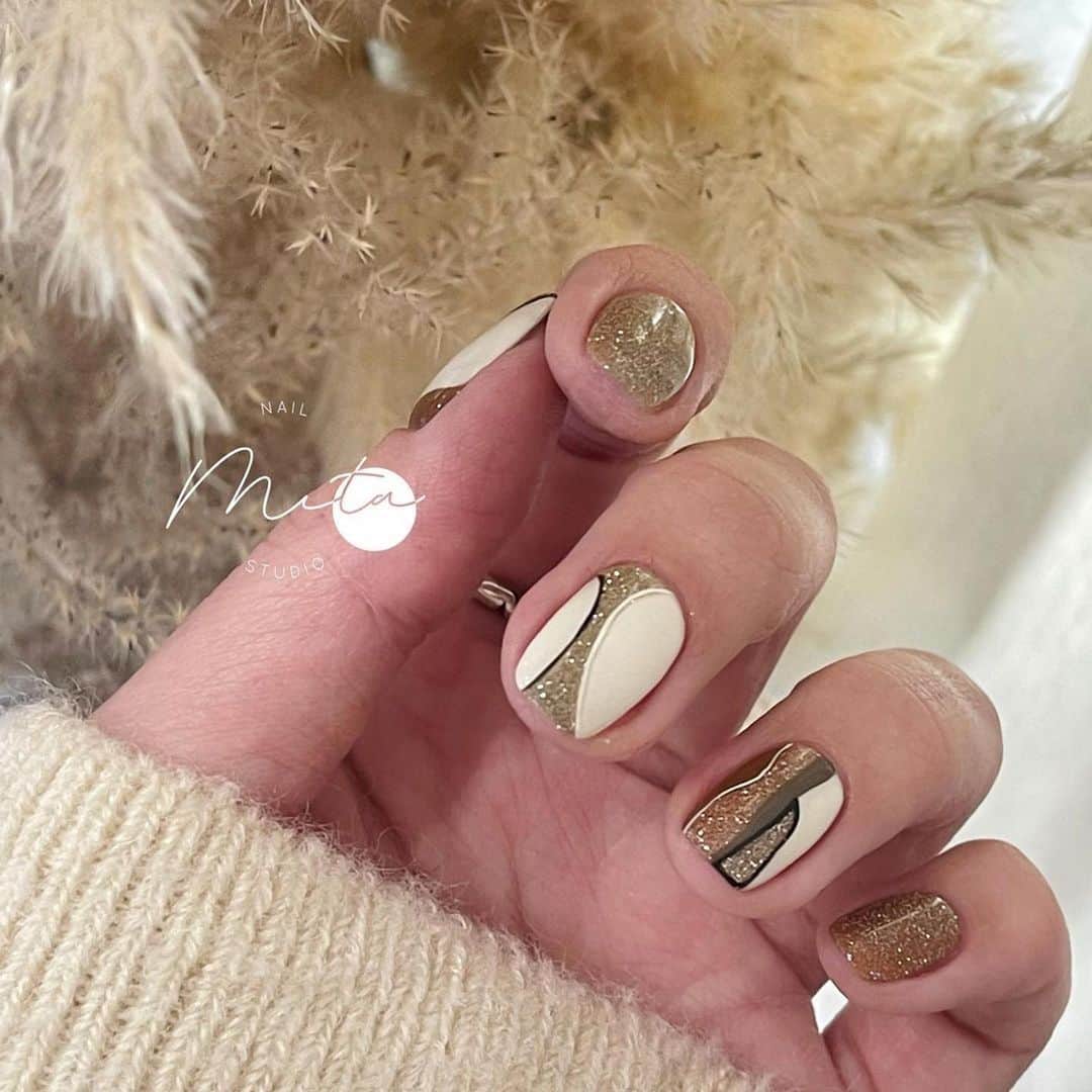 Icegel Nailさんのインスタグラム写真 - (Icegel NailInstagram)「아이스젤 온오프젤^📸📸📸 유니크한 패턴 디지인😘😘😘 그 사이로 번떡이는 온오프젤😍😍😍  Repost @mita_nail ・・・ — 這個款式非常適合在牌桌上 大展身手一下🤎 這個亮片密集的太美了 是最近的新寵 快來試試他好嗎？ — @icegelnail  @icegel_global  #icegel  #onoffgel  — 📌仿作請標明出處 尊重創作📌 - 🍄預約方式 統一官方Line預約（不接受小盒子） LINE ID👉🏻@uuz0232g - 🍄相關資訊 粉絲團🔍MITA NAIL 地址：新竹市西大路582巷27號  #謝絕模仿 #尊重創作 #nailart #nails #gelnails #nailsbymitanail #hsinchu #taiwan #presto #prestogel #verygoodnail #mitanail  #mita暈染 #只露手不露臉 #ネイル #美甲 #韓系工作室 #光療指甲 #凝膠指甲 #韓系美甲 #日系美甲 #簡約風 #暈染 #新竹 #新竹美甲 #美甲教學 #like4like」2月1日 21時23分 - icegelnail