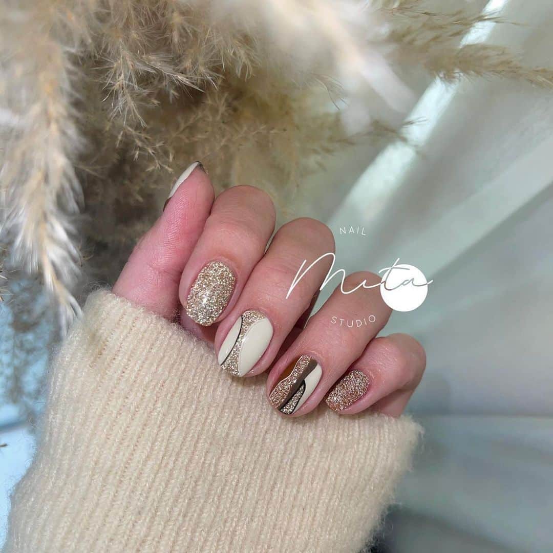 Icegel Nailさんのインスタグラム写真 - (Icegel NailInstagram)「아이스젤 온오프젤^📸📸📸 유니크한 패턴 디지인😘😘😘 그 사이로 번떡이는 온오프젤😍😍😍  Repost @mita_nail ・・・ — 這個款式非常適合在牌桌上 大展身手一下🤎 這個亮片密集的太美了 是最近的新寵 快來試試他好嗎？ — @icegelnail  @icegel_global  #icegel  #onoffgel  — 📌仿作請標明出處 尊重創作📌 - 🍄預約方式 統一官方Line預約（不接受小盒子） LINE ID👉🏻@uuz0232g - 🍄相關資訊 粉絲團🔍MITA NAIL 地址：新竹市西大路582巷27號  #謝絕模仿 #尊重創作 #nailart #nails #gelnails #nailsbymitanail #hsinchu #taiwan #presto #prestogel #verygoodnail #mitanail  #mita暈染 #只露手不露臉 #ネイル #美甲 #韓系工作室 #光療指甲 #凝膠指甲 #韓系美甲 #日系美甲 #簡約風 #暈染 #新竹 #新竹美甲 #美甲教學 #like4like」2月1日 21時23分 - icegelnail