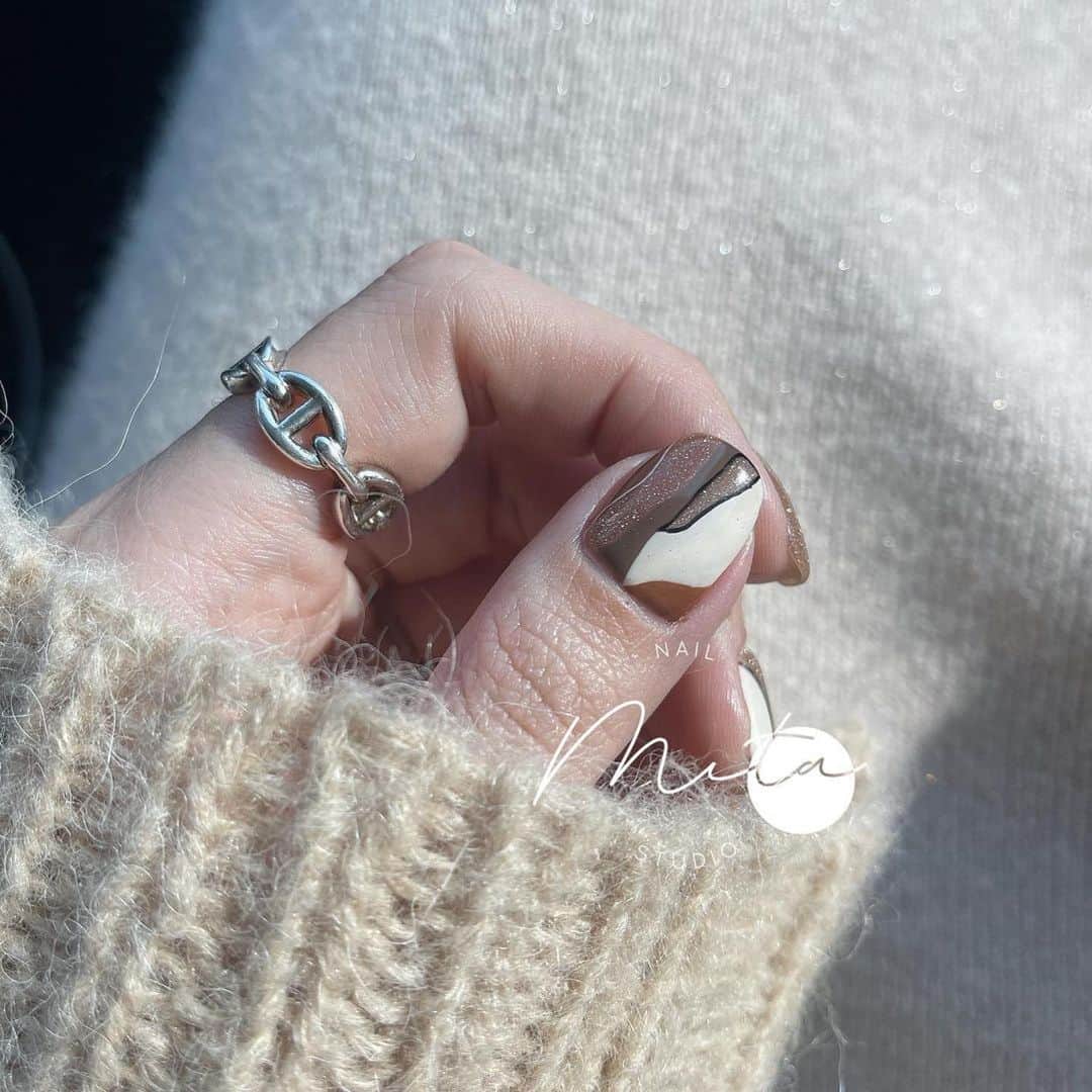 Icegel Nailさんのインスタグラム写真 - (Icegel NailInstagram)「아이스젤 온오프젤^📸📸📸 유니크한 패턴 디지인😘😘😘 그 사이로 번떡이는 온오프젤😍😍😍  Repost @mita_nail ・・・ — 這個款式非常適合在牌桌上 大展身手一下🤎 這個亮片密集的太美了 是最近的新寵 快來試試他好嗎？ — @icegelnail  @icegel_global  #icegel  #onoffgel  — 📌仿作請標明出處 尊重創作📌 - 🍄預約方式 統一官方Line預約（不接受小盒子） LINE ID👉🏻@uuz0232g - 🍄相關資訊 粉絲團🔍MITA NAIL 地址：新竹市西大路582巷27號  #謝絕模仿 #尊重創作 #nailart #nails #gelnails #nailsbymitanail #hsinchu #taiwan #presto #prestogel #verygoodnail #mitanail  #mita暈染 #只露手不露臉 #ネイル #美甲 #韓系工作室 #光療指甲 #凝膠指甲 #韓系美甲 #日系美甲 #簡約風 #暈染 #新竹 #新竹美甲 #美甲教學 #like4like」2月1日 21時23分 - icegelnail