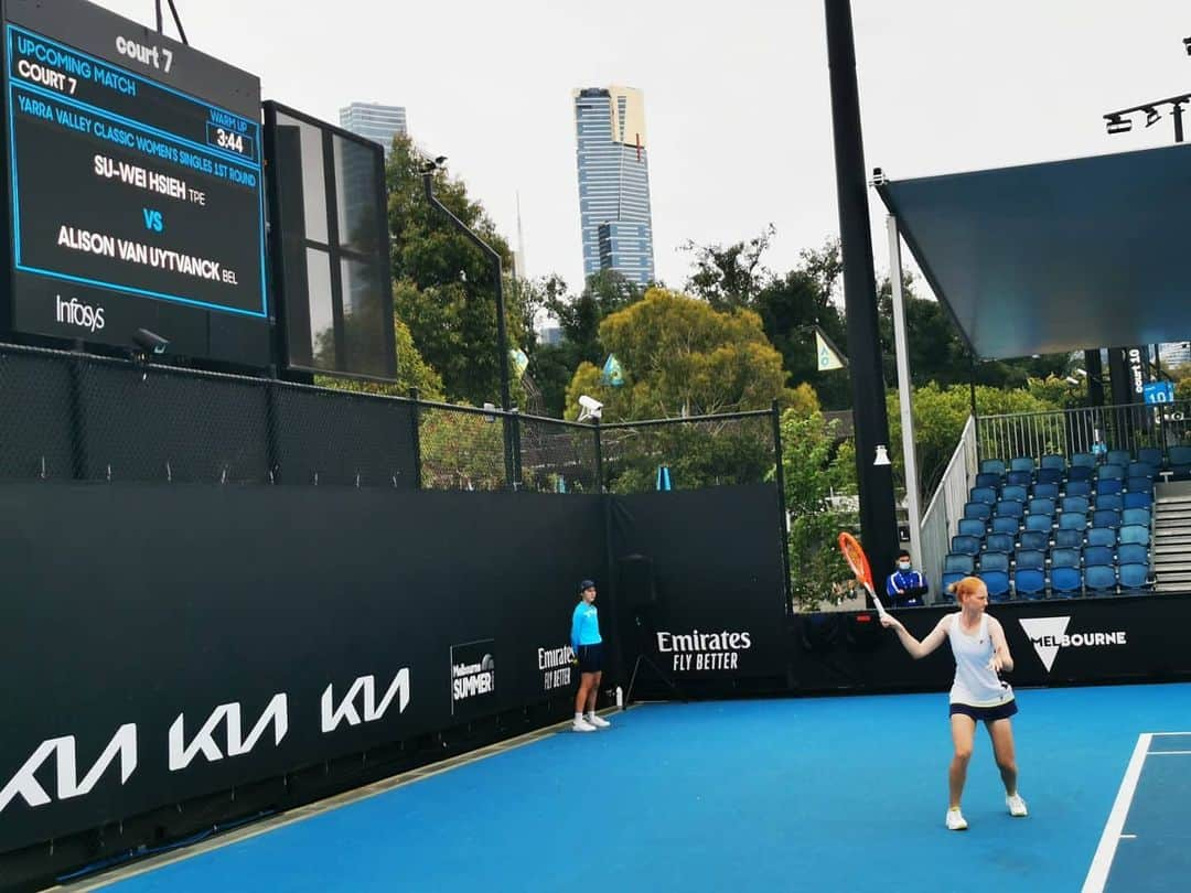 アリソン・バン・アイトバンクのインスタグラム：「First round ✅ good to be back here in Melbourne 😍 @fordabautomotive @headtennis_official @filatennis @wcupnutrition」