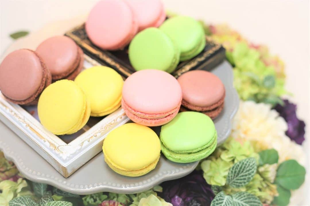 ANA CROWNE PLAZA NARITAのインスタグラム：「ホテルパティシエがひとつひとつ丁寧に仕上げた、 甘くて美味しいキュートなマカロン詰め合わせをご用意いたしました。 外はさくっと中はしっとり。お気に入りのフレーバーを探して、至福のティータイムを楽しんでみませんか？ . ご予約・詳細はこちら▽ https://www.anacrowneplaza-narita.jp/restaurant/ceres/menu/detail/?id=90&c=lunch . ◆お客様の安全・安心と感染症拡大防止を最優先として以下の取り組みを実施いたしております◆ https://www.anacrowneplaza-narita.jp/information/detail/?id=76 . ホテル公式Facebook▽ https://m.facebook.com/anacrowneplaza.narita . ホテル公式Instagram▽ https://www.instagram.com/anacrowneplaza_narita/ . ホテル公式LINE▽ https://lin.ee/1uofs8ueK」