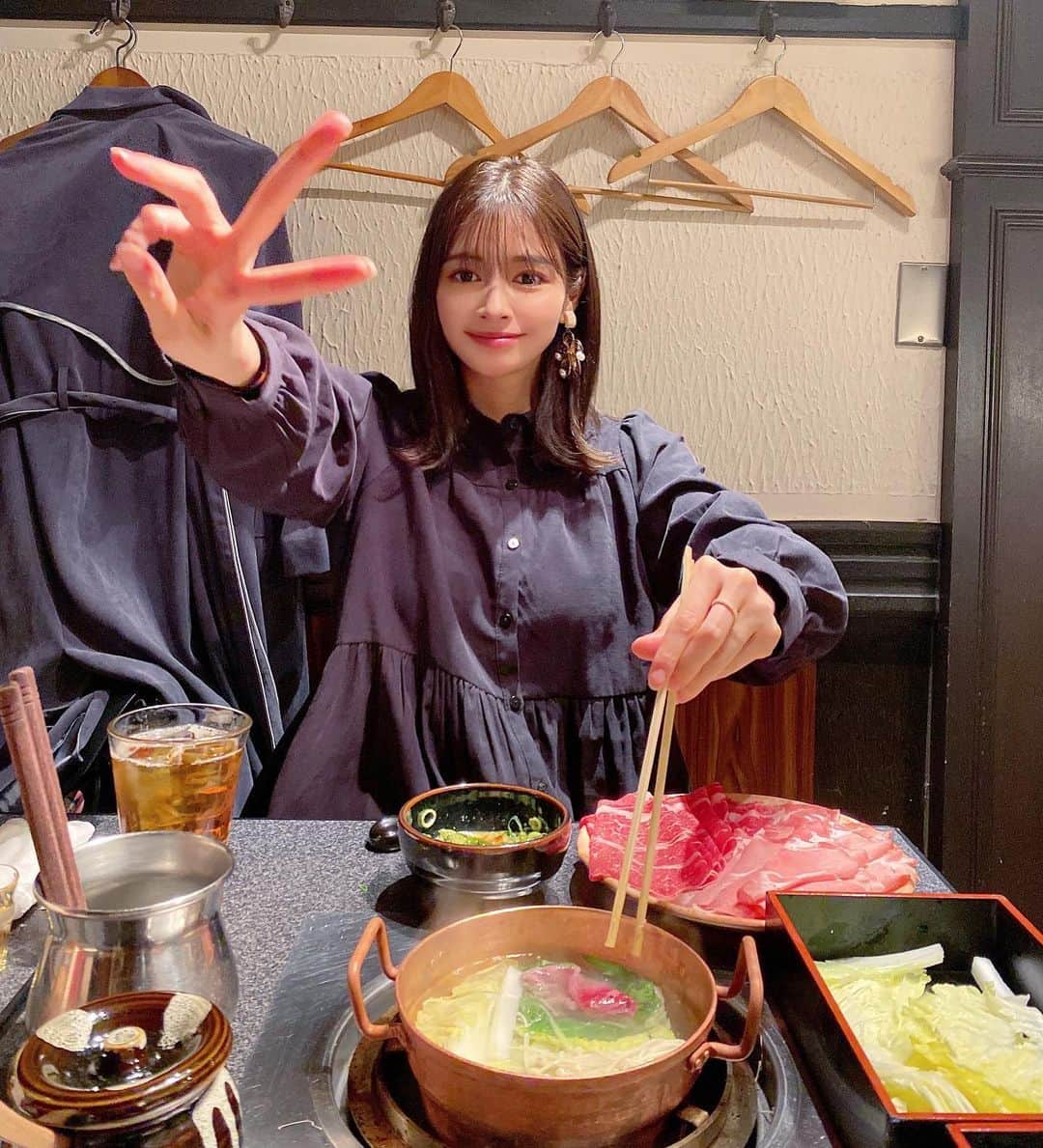 得あゆさんのインスタグラム写真 - (得あゆInstagram)「肉食女🥩🥩🥩 今日もお肉が食べたい🥩 一途でしょ？？？ ・ ・ ・ ・ ・ ・ ・ ・ ・ ・ #肉食#肉食女子#肉#お肉#しゃぶしゃぶ#夜ごはん#ディナー#1人しゃぶしゃぶ#ブラックコーデ#ワンピ#ワンピース#食べ歩き#グルメ#ヘルシー#ダイエット#日本食#デート#オトナ女子#カジュアルコーデ#関西グルメ#大阪グルメ#大阪ディナー#野菜たっぷり#ダイエットメニュー#ダイエット方法#ヘアカラー#shabushabu#japanesefood#japanesegirl#dinnertime」2月1日 12時25分 - tokuayu819