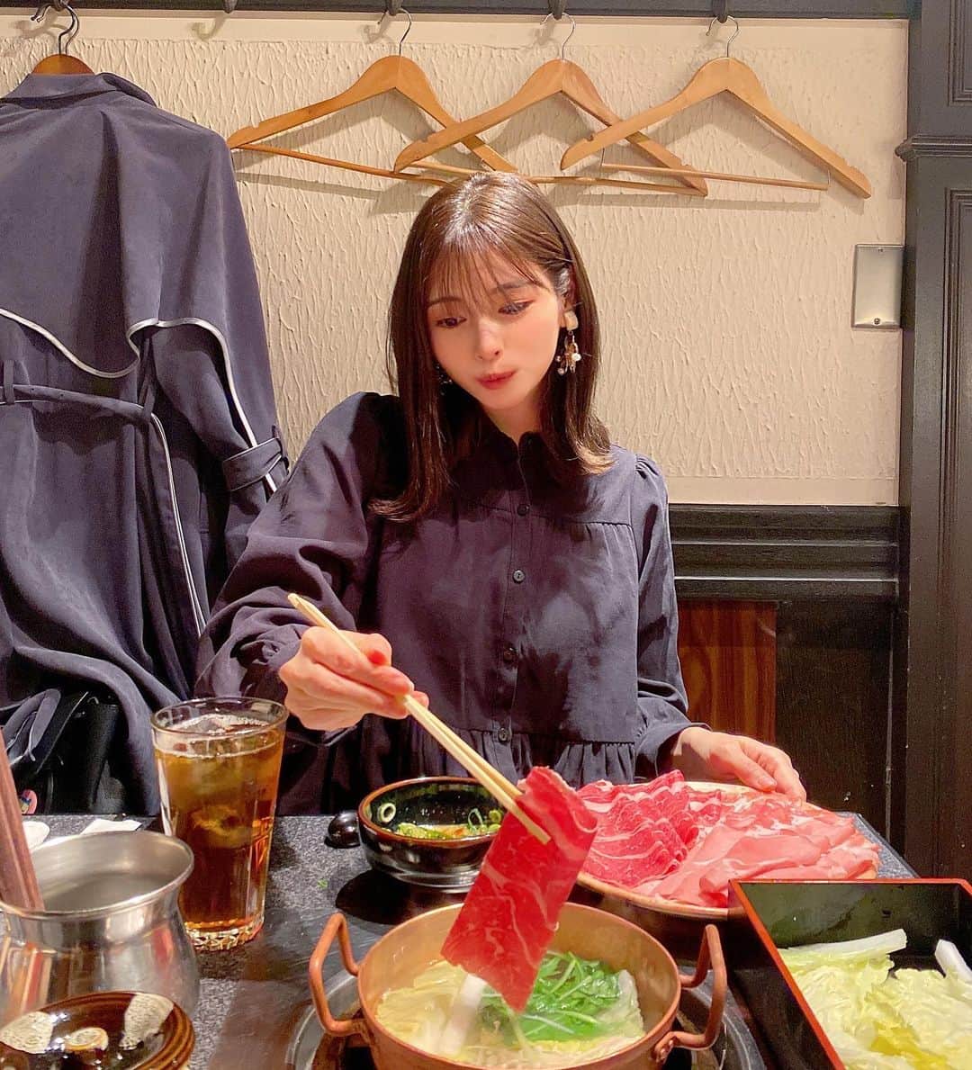得あゆさんのインスタグラム写真 - (得あゆInstagram)「肉食女🥩🥩🥩 今日もお肉が食べたい🥩 一途でしょ？？？ ・ ・ ・ ・ ・ ・ ・ ・ ・ ・ #肉食#肉食女子#肉#お肉#しゃぶしゃぶ#夜ごはん#ディナー#1人しゃぶしゃぶ#ブラックコーデ#ワンピ#ワンピース#食べ歩き#グルメ#ヘルシー#ダイエット#日本食#デート#オトナ女子#カジュアルコーデ#関西グルメ#大阪グルメ#大阪ディナー#野菜たっぷり#ダイエットメニュー#ダイエット方法#ヘアカラー#shabushabu#japanesefood#japanesegirl#dinnertime」2月1日 12時25分 - tokuayu819