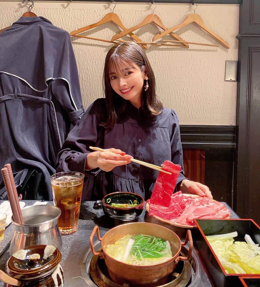 得あゆさんのインスタグラム写真 - (得あゆInstagram)「肉食女🥩🥩🥩 今日もお肉が食べたい🥩 一途でしょ？？？ ・ ・ ・ ・ ・ ・ ・ ・ ・ ・ #肉食#肉食女子#肉#お肉#しゃぶしゃぶ#夜ごはん#ディナー#1人しゃぶしゃぶ#ブラックコーデ#ワンピ#ワンピース#食べ歩き#グルメ#ヘルシー#ダイエット#日本食#デート#オトナ女子#カジュアルコーデ#関西グルメ#大阪グルメ#大阪ディナー#野菜たっぷり#ダイエットメニュー#ダイエット方法#ヘアカラー#shabushabu#japanesefood#japanesegirl#dinnertime」2月1日 12時25分 - tokuayu819