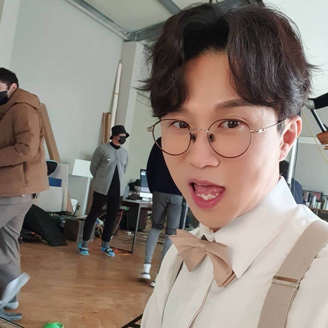 パク・ソングァンのインスタグラム：「## 오늘은 #광고 찍는 날~~😍  오늘의 광고 어린이들 만나러 갑니당 👨‍👧‍👦 💙」