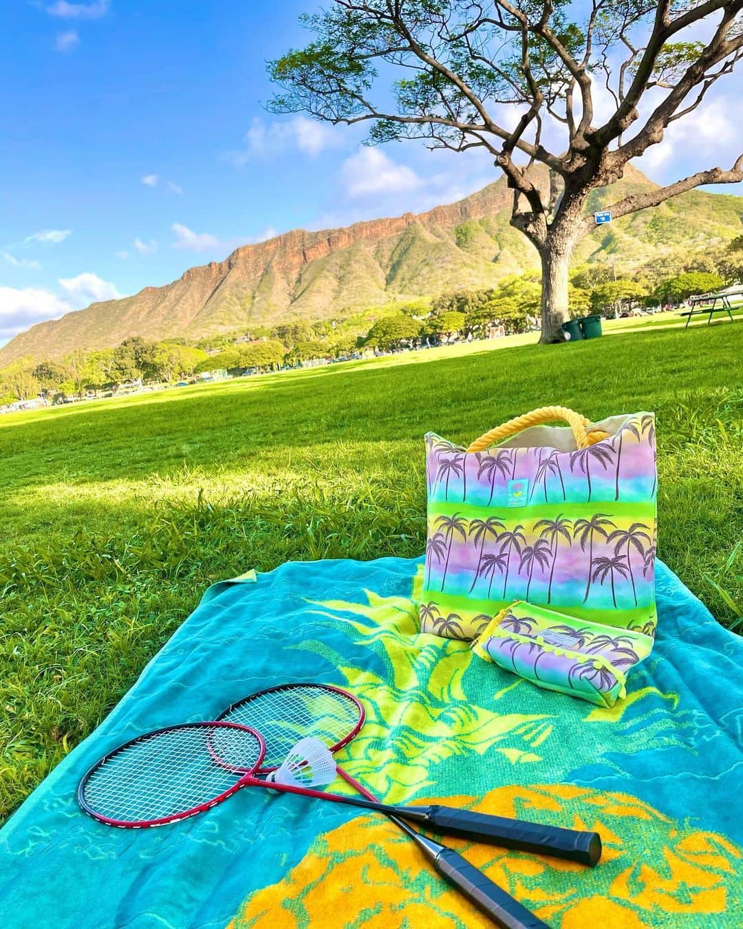 Moco Lima Hawaiiさんのインスタグラム写真 - (Moco Lima HawaiiInstagram)「New* Palm Trees Tote L-size  Badminton day!   ドンキで見つけた¥7 バトミントン。風が強くて逆にいい運動になりました😂  #relaxingday#relax#naptime#exercise#windy#badminton#funday#always#fun#enjoyinglife#smiling#happylife#happy#hawaii#luckywelivehawaii#music#mylife#kapiolanipark#mocolima#mocolimahawaii#バトミントン#久しぶり#たのしい時間#楽しい毎日#笑顔#モコリマハワイ#モコリマ#ハワイ大好き#ハワイ好きと繋がりたい#コロナに負けるな」2月1日 12時29分 - mocolimahawaii