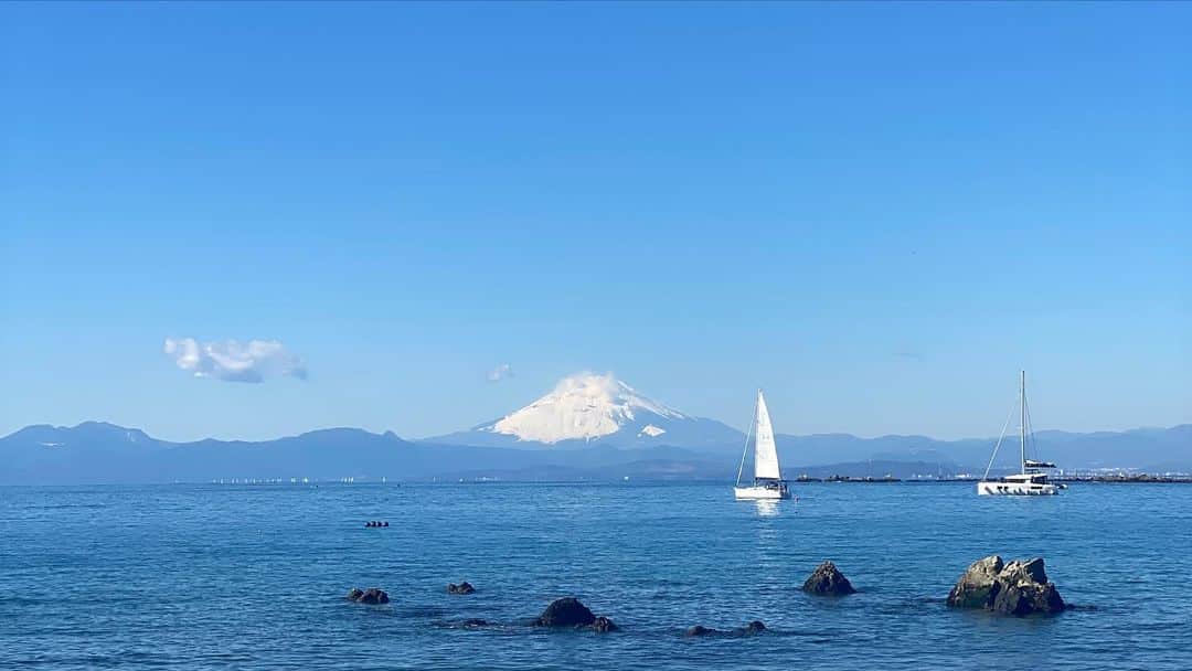 Hiroe Hiranoさんのインスタグラム写真 - (Hiroe HiranoInstagram)「2021年2月1日🌞 近所のビーチを、散歩がてら氏神様へ参拝⛩  青い空と青い海。 キラキラな太陽を浴びて、新たな月がスタート🌞  穏やかな海。 早く潜りたいなーぁ🤿 春が楽しみ🌿  腹筋してるのを後ろから撮られた😂  ビーチ歩きながらスクワットしたり、 #ながらトレーニング は日課に。 マイルーティンが復活✌️  #hayama #beachlife #ocean #葉山　#海のある生活」2月1日 12時33分 - hiroe_hirano