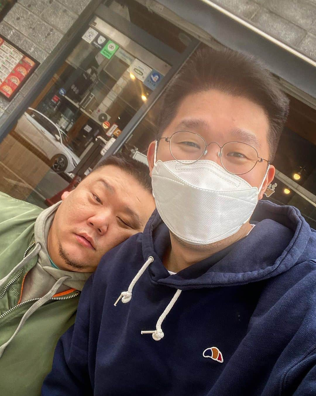 パク・ヨンインさんのインスタグラム写真 - (パク・ヨンインInstagram)「지난 주말. 1. 먹방으로 시작해서 먹방으로 끝난 주말. 2. 그 중 최고였던 안키모 카펠리니 3. 오랜만에 마신 니혼슈. 4. 이 모든건 "부암동 황마카세" @hwang.negi  5. 아로마가 인상적이였던 맥주. 6. 매주 일요일은 아들 @dawonss 스케이트 데이. 7. 말이 필요없는 볶음밥. 8. 햄버거 좋아하세요?? 9. 형 술좀 그만 드세요. @choon6  10. 왜 이 형만 안늙는거야. @moonsinza」2月1日 12時43分 - urbanzakapayongin