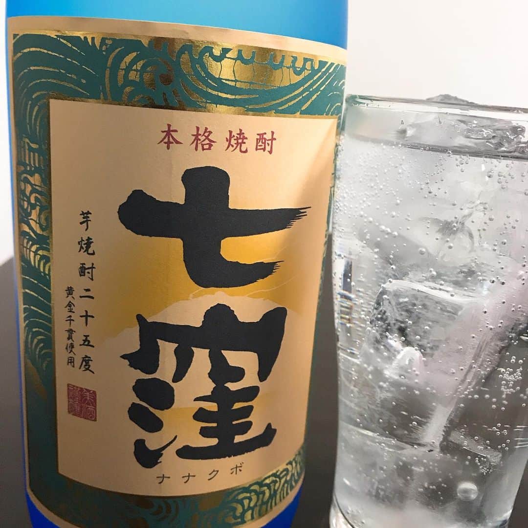 藤田太陽のインスタグラム：「・ 昨日は初の七窪をチョイス。 瓶が綺麗でジャケ買い的な。 うん、フルーティー。 うまし。食中酒としても良いね。 ・ #家 #芋焼酎 #晩酌 #昨日 #焼酎 #七窪」