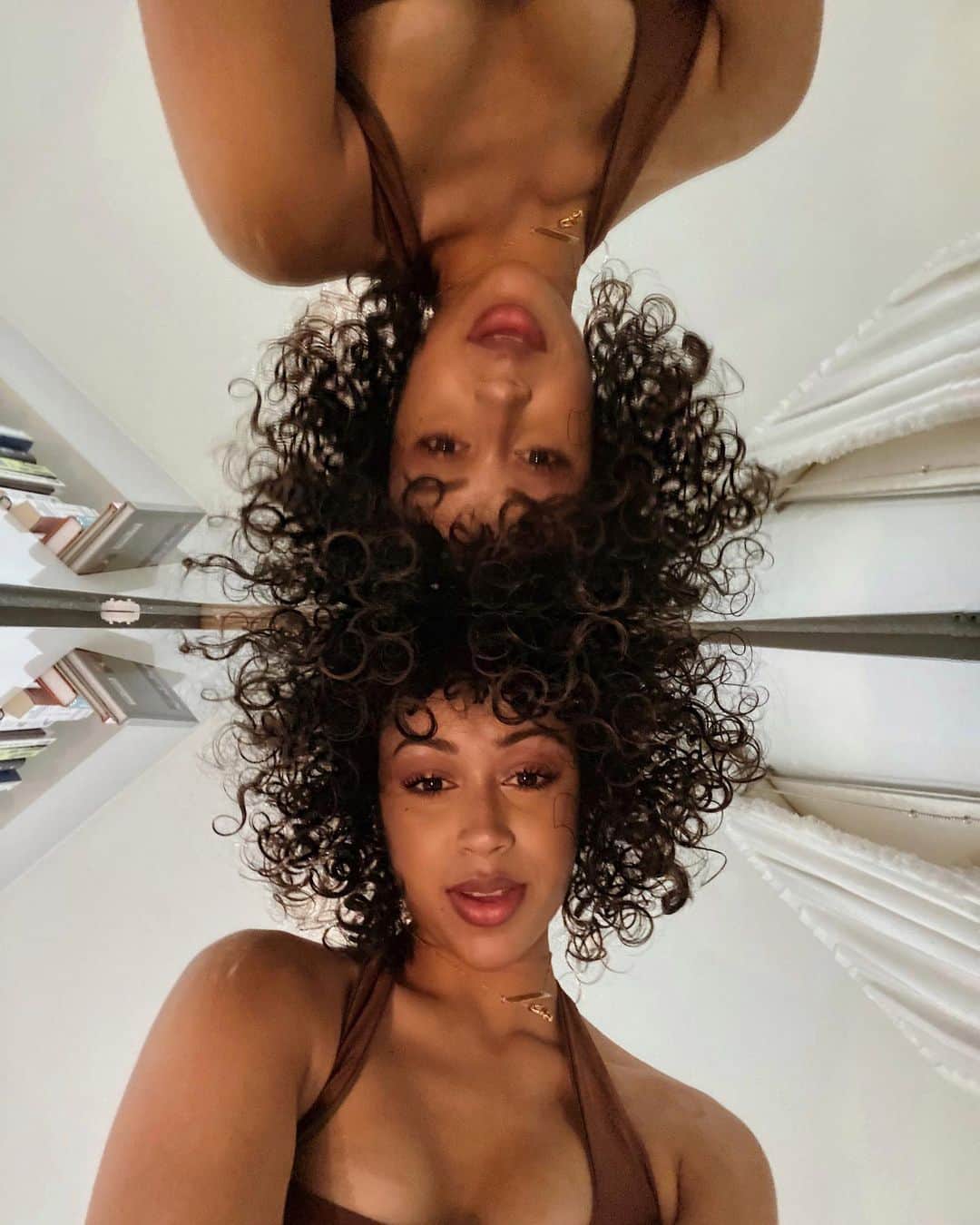 リザ・コッシーのインスタグラム：「always butting heads with this b」