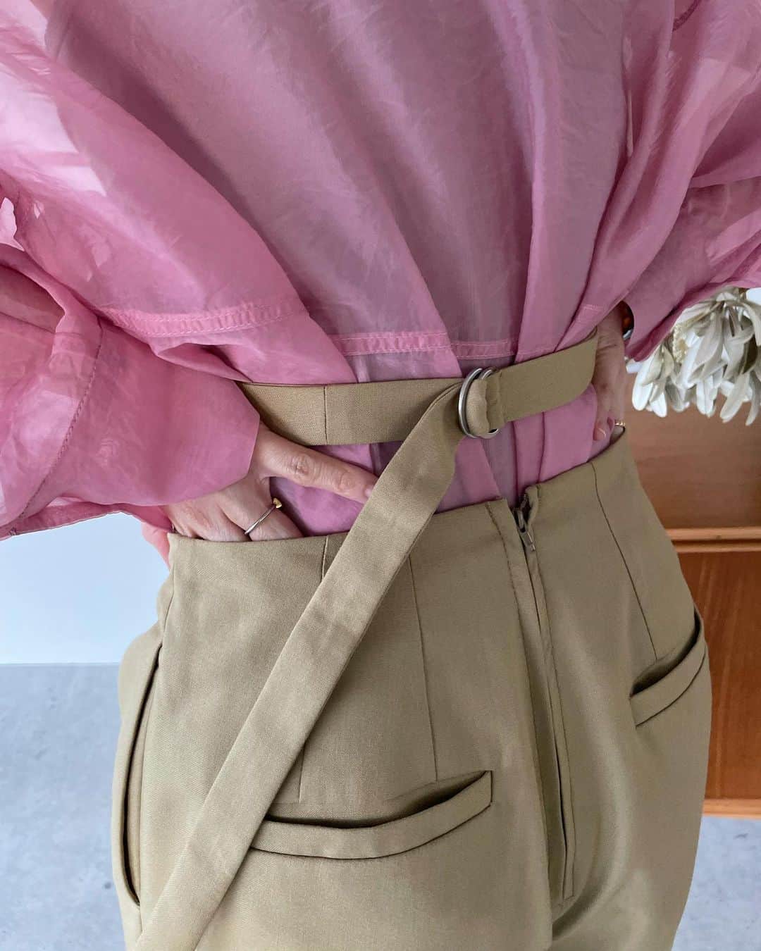 松本恵奈さんのインスタグラム写真 - (松本恵奈Instagram)「この後ろ姿がとっても可愛いハイウエストパンツも明日の新作♡ あとで全身もアップするねー⚪️ ピンクとベージュが萌♡なスタイリング。  #clane #明日の新作」2月1日 12時47分 - ena1123