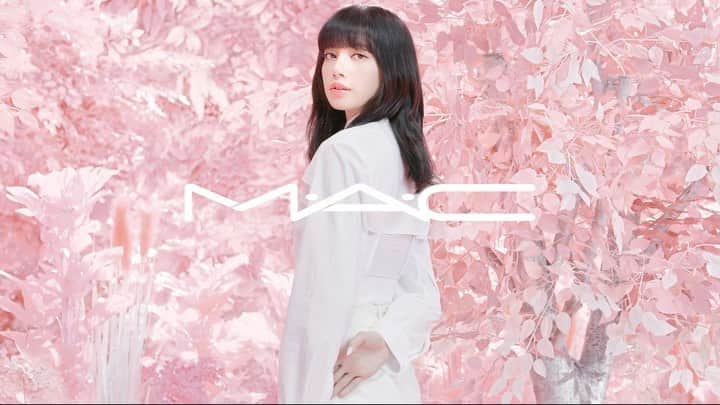 M∙A∙C Cosmetics Japanのインスタグラム：「ライトフルC シリーズで、いつでもライトをフルに浴びたような明るい肌に✨ さらに、エクストラディメンション スキンフィニッシュで立体感と濡れたようなツヤ感を長時間キープ。 LISA @lalalalisa_m のような輝くツヤ肌、プレミアムスキンを手に入れて🌸👩 ㅤ 詳細は➡https://bit.ly/3r5i8tl をチェック！ #MACLIGHTFULC #MACLOVESLISA ㅤ 【使用製品】 ・ライトフル C+ ティンティッド プライマー SPF 45 ・ライトフル C+ ナチュラリー フローレス SPF 35 ファンデーション ・ライトフル C+ SPF 30 ファンデーション ・グロー プレイ ブラッシュ / グランド ・エクストラ ディメンション スキンフィニッシュ / ショーゴールド ・# 135S ラージ フラット パウダー ブラシ ・パウダーキス アイシャドウ / ストライク ア ポーズ ・ブラシストローク ライナー / ブラシブラウン ・リップスティック / シーシアー」