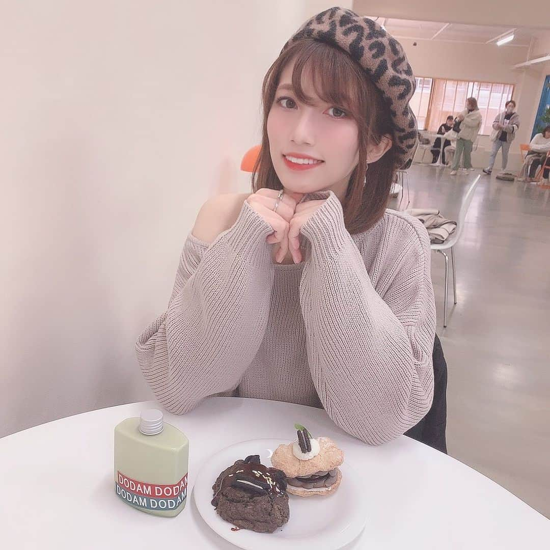 板野優花さんのインスタグラム写真 - (板野優花Instagram)「大阪・堀江 Dodam cafe さん @dodam_cafe_  ・ 去年の12月23日にオープンしたばかりの 今、堀江エリアで人気の韓国風のカフェ🇰🇷💓 海外旅行が今はなかなか行けないから 国内で少しでも海外を感じられるのが嬉しい☺️💕 ・ 店内でお菓子を作ってるみたいで 時折、焼きたてのスコーンの香りが漂ってきて めちゃくちゃ幸せな時間でした🤤💓 ・ 最初ショーケースに入ってた シュークリーム？だけにしようとしてたけど 結局表に並んでたスコーンも頂きました😂💓 誘惑には勝てない…笑 ・ #dodamcafe #韓国カフェ #韓国女子  #大阪カフェ #大阪グルメ #堀江カフェ #堀江グルメ #南堀江カフェ #南堀江グルメ #南堀江ランチ  #関西カフェ巡り #北区カフェ #カフェ巡り好きな人と繋がりたい  #関西グルメ #おいしいもの好きな人と繋がりたい #カフェ活 #おすすめカフェ #カフェ女子 #韓国カフェ風 #スコーン #ゆーろの美味しいメモ」2月1日 13時06分 - yuka_itano