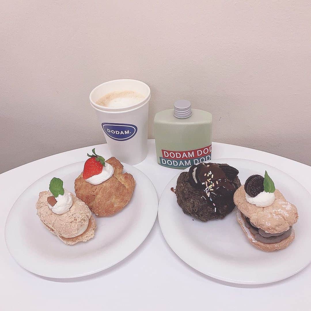 板野優花のインスタグラム：「大阪・堀江 Dodam cafe さん @dodam_cafe_  ・ 去年の12月23日にオープンしたばかりの 今、堀江エリアで人気の韓国風のカフェ🇰🇷💓 海外旅行が今はなかなか行けないから 国内で少しでも海外を感じられるのが嬉しい☺️💕 ・ 店内でお菓子を作ってるみたいで 時折、焼きたてのスコーンの香りが漂ってきて めちゃくちゃ幸せな時間でした🤤💓 ・ 最初ショーケースに入ってた シュークリーム？だけにしようとしてたけど 結局表に並んでたスコーンも頂きました😂💓 誘惑には勝てない…笑 ・ #dodamcafe #韓国カフェ #韓国女子  #大阪カフェ #大阪グルメ #堀江カフェ #堀江グルメ #南堀江カフェ #南堀江グルメ #南堀江ランチ  #関西カフェ巡り #北区カフェ #カフェ巡り好きな人と繋がりたい  #関西グルメ #おいしいもの好きな人と繋がりたい #カフェ活 #おすすめカフェ #カフェ女子 #韓国カフェ風 #スコーン #ゆーろの美味しいメモ」