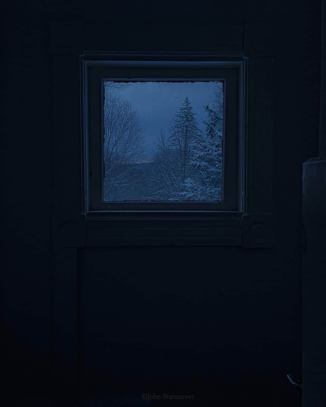 ジョン・スタンメイヤーさんのインスタグラム写真 - (ジョン・スタンメイヤーInstagram)「Last week we had such beautiful snow, here from my favorite little strange P-frame-shaped window at the top of this old house's secret second staircase. Sharing this inky blue moment again in super excited anticipation for tonight’s blizzard beginnings, or what we call in New England, a nor’easter...30-40 centimeters, or 12-16 inches of snow, and whirly wind. I can’t wait!!! ❄️🤍 ⠀⠀⠀⠀⠀⠀⠀⠀ #intheberkshires #greatbarrington #massachusetts #window #snow #trees #dusk #tree #beauty @natgeo @viiphoto #24windows」2月1日 13時06分 - johnstanmeyer