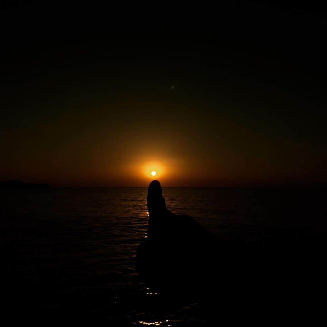三嶋健太のインスタグラム：「神秘的な〇〇。 最高のコメント待ってます。  #神秘的　#神秘的な風景 #海　#sun #夕日　#sunset #サンセット　#地平線　#camera #景色　#自然　#光　#夕暮れの空 #綺麗　#beautiful #beautifulsunset」