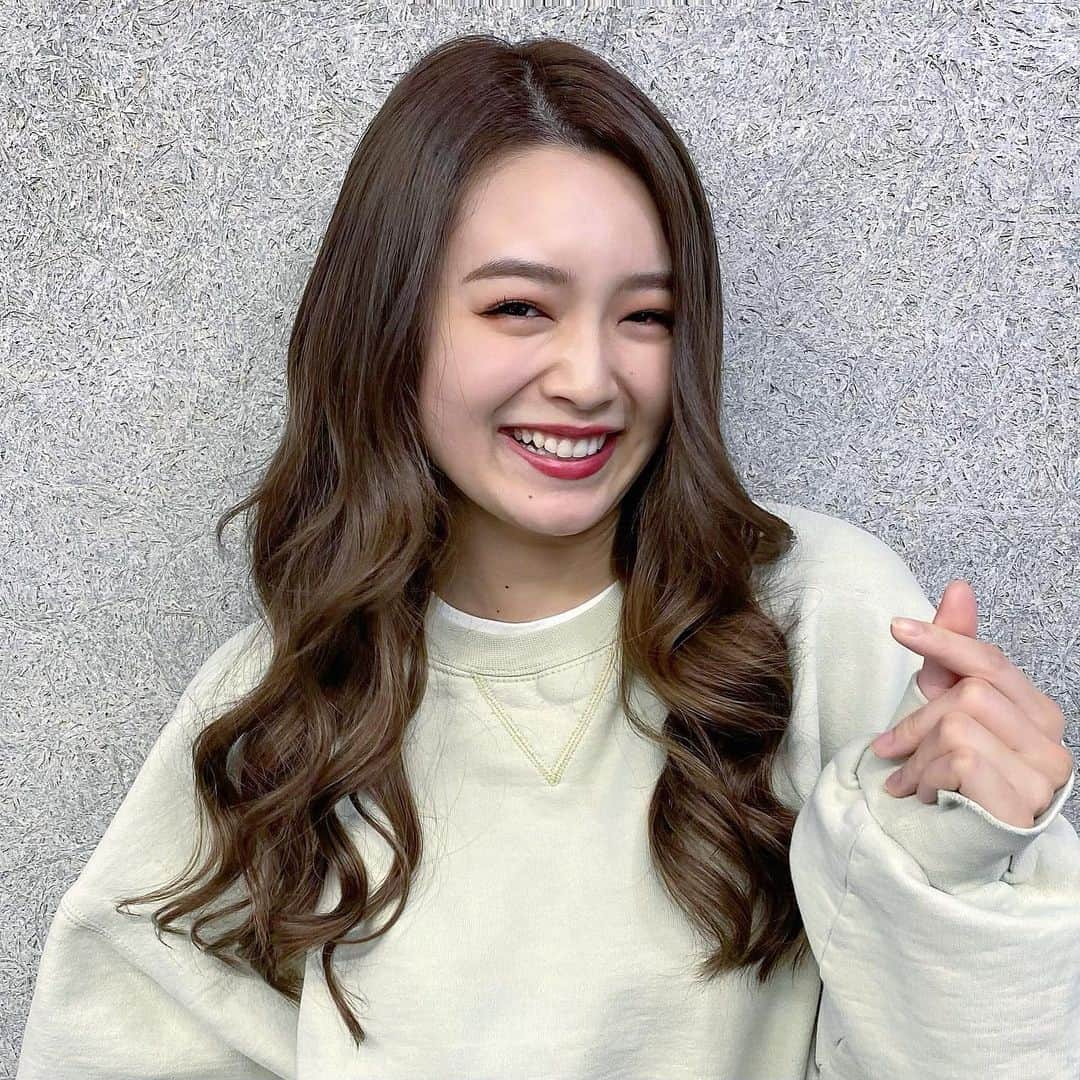 富久美玲のインスタグラム：「_ . イメチェーーーン🙋🏻‍♀️✨ . 多分これから先なる事のないロング！ . バッサリ切る前にロング味わってから と思ってエクステ付けました＼(^o^)／ . ロング楽しみたいと思います🤣 . #ボブ#ロングヘア#エクステ」