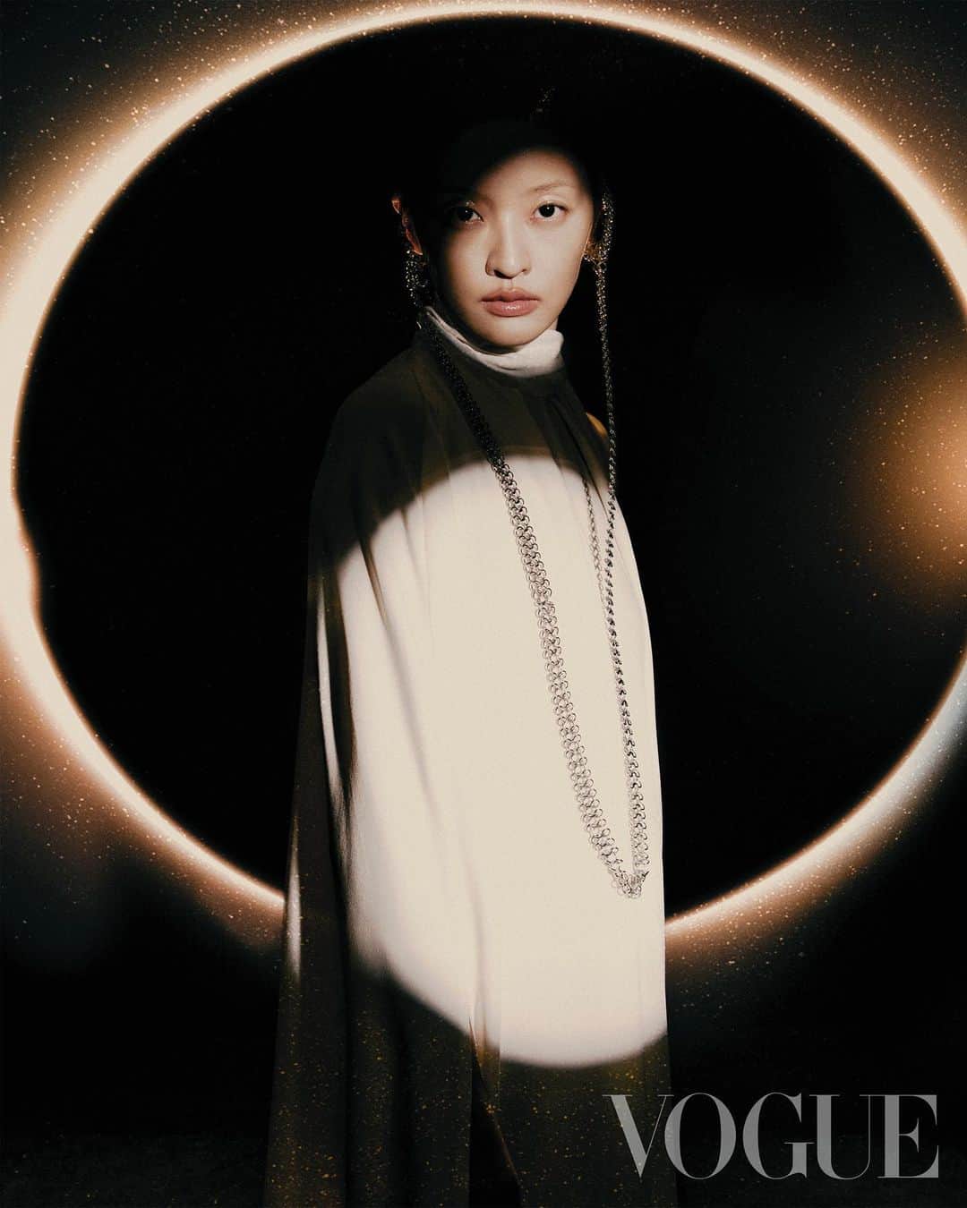 Vogue Taiwan Officialさんのインスタグラム写真 - (Vogue Taiwan OfficialInstagram)「#VogueCover 宇宙何以生成天地萬物，這是人類自古以來的謎題。超自然、超現實、神秘主義和靈性思維，在這混沌的世代裡成為顯學。陰陽五行循環更迭，彷彿是不可抗的命運，也彷彿是前世今生的因果業力，在空間緯度中交錯綜橫。  Editor-in-Chief: Leslie Sun @sunles Photographer: Chou Mo @choumophoto Model: Hilda Lee @instahildagram  Stylist: Yvonne Tsai @yvonne1one Text: Nicole Lee @nymphlee Makeup: Sting Hsieh @stinghsieh Hair: Miley Shen @miley_shen Executie Editor: Christy Yang @yangyinchristy  Set Designer: Liang Shuo-lin @shuoliang Botanical Designer: Temperature Studio (Wayne Dai, Isaac Chang) @temperature_official  #VOGUEFEBISSUE #VOGUE2月號 #VogueTaiwan #身心靈 #神祕學  VOGUE 2月號雜誌 2/1起，可在Vogue Shop、博客來、誠品線上預購；實體通路將於2/4起，於全台7-11超商、誠品、金石堂及各大連鎖書店販售。  🖋#NicoleLee」2月1日 13時17分 - voguetaiwan