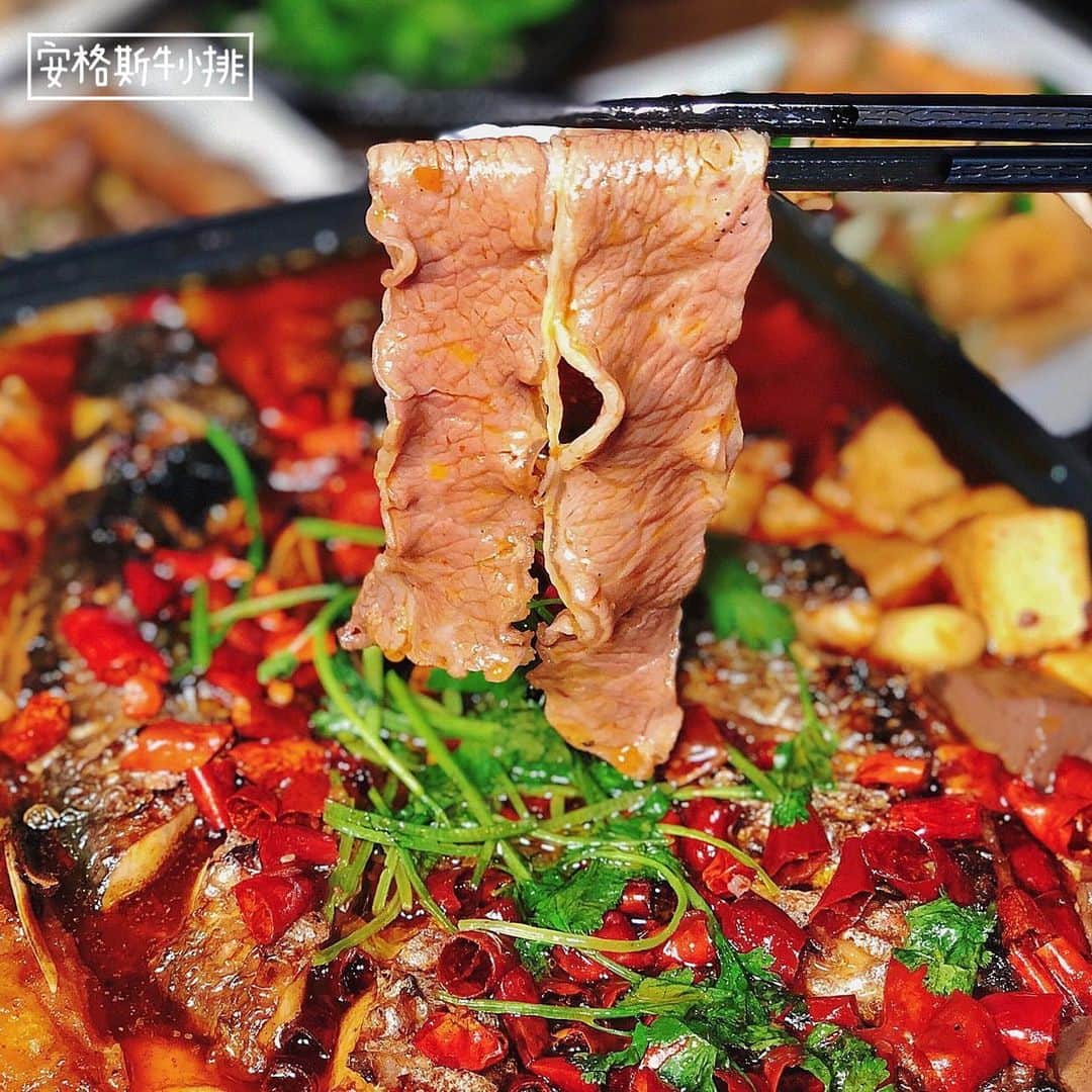 4foodie, for foodieさんのインスタグラム写真 - (4foodie, for foodieInstagram)「📍Taipei, Taiwan  伙房烤魚/以下餐點及價位 川味烤魚 $1280 美味程度：🌕🌕🌕🌕🌗 💡補充💡內含年糕、藕片、土豆、鴨血、臭豆腐、生豆包等等食材，份量充足，魚的鮮甜搭配微微的大蒜和添加的花椒和香菜，整體湯頭非常的入味。魚肉口感軟爛中富有彈性，鴨血彈嫩到幾乎一夾就能劃破！土豆夾起來綿密，不會一碰就碎，但是放到嘴裡卻又入口即化的口感，燉煮上桌的時間抓的剛剛好，非常厲害😋 油條花枝內包有內陷，烤魚已經處理好，服務真的很貼心☺️💛 黑蒜蜆烏骨雞湯 $620 美味程度：🌕🌕🌕🌕🌑 💡補充💡黑蒜的味道非常濃郁，冬天喝很補又很暖。一開始嚐到的是烏骨雞的肉鮮味，黑蒜會在湯到喉嚨的時候從舌尾巴甜回來😂，很特別！ 伙房燃麵 $120 美味程度：🌕🌕🌕🌕🌑 💡補充💡店家的特製醬拌麵，微辣，麵體軟硬適中，伴著蔥花香香麻麻的很涮嘴，如果追求更刺激口感可以加上店家私房辣椒，辣度更上一層樓😝 鮮蝦烘蛋 $320 美味程度：🌕🌕🌕🌕🌗 💡補充💡厚厚一層吃起來很滿足的烘蛋，蝦子吃起來比蛋還多😂口感層次很多變，吃得到蝦漿的細緻、蝦子本身的Q彈、還有蛋的軟嫩，調味偏鹹，非常下飯(^_^) 金沙玉米筍 $180 美味程度：🌕🌕🌕🌕🌑 💡補充💡又香又濃郁的鹹蛋黃包裹著新鮮的玉米筍，外皮炸得金黃酥脆，咬下去還有點流心，拌著飯吃可以吃好幾碗🔥 油條牛肉 $280 美味程度：🌕🌕🌕🌗🌑 💡補充💡口味偏重，比較適合當配飯或是當下酒菜～ 旁邊的油條一半吸滿了醬汁一半保持乾脆和牛肉搭配起來一起剛剛好😆 伙房私炒 $240 美味程度：🌕🌕🌕🌕🌑 💡補充💡店家的招牌菜之一！很像特製版的回鍋肉，趁熱吃可以享受到炸臭豆腐吸滿蒜苗香氣的酥脆口感，整道菜香氣撲鼻而且秀色可餐，肉片部分有一點柴，但不影響整體口味😋 安格斯牛小排 $320 美味程度：🌕🌕🌕🌕🌗 💡補充💡安格斯牛小排咬起來彈嫩，就算煮很久也不會老掉，油花分佈均勻，肉汁鮮甜多汁😭❤️👍🏻肉的份量剛好，有飽足感的同時又讓人感到念念不忘。肉的品質精緻，美味沒得挑剔🥩 整體 環境衛生：🌕🌕🌕🌕🌑 服務態度：🌕🌕🌕🌕🌕 再訪意願：🌕🌕🌕🌕🌗 🗺台北市中山區五常街83號 🚇捷運中山國中站 ☎(02)2508-2890 ⏰17:30-24:00 🍽2020.1.12到訪用餐 #4foodie #4foodie中山國中站 #台北美食 #伙房烤魚 #中山國中美食 #台北烤魚 #台灣美食 #中山國中站美食 #taipei #4foodieforfoodie #4foodieintaipei #四川烤魚 ©️版權所有，不得轉載copyrights reserved」2月1日 13時17分 - 4foodie