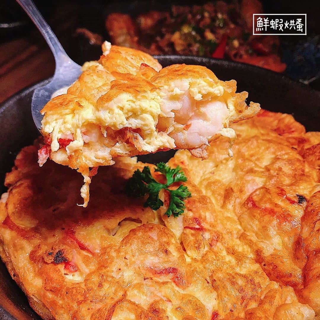 4foodie, for foodieさんのインスタグラム写真 - (4foodie, for foodieInstagram)「📍Taipei, Taiwan  伙房烤魚/以下餐點及價位 川味烤魚 $1280 美味程度：🌕🌕🌕🌕🌗 💡補充💡內含年糕、藕片、土豆、鴨血、臭豆腐、生豆包等等食材，份量充足，魚的鮮甜搭配微微的大蒜和添加的花椒和香菜，整體湯頭非常的入味。魚肉口感軟爛中富有彈性，鴨血彈嫩到幾乎一夾就能劃破！土豆夾起來綿密，不會一碰就碎，但是放到嘴裡卻又入口即化的口感，燉煮上桌的時間抓的剛剛好，非常厲害😋 油條花枝內包有內陷，烤魚已經處理好，服務真的很貼心☺️💛 黑蒜蜆烏骨雞湯 $620 美味程度：🌕🌕🌕🌕🌑 💡補充💡黑蒜的味道非常濃郁，冬天喝很補又很暖。一開始嚐到的是烏骨雞的肉鮮味，黑蒜會在湯到喉嚨的時候從舌尾巴甜回來😂，很特別！ 伙房燃麵 $120 美味程度：🌕🌕🌕🌕🌑 💡補充💡店家的特製醬拌麵，微辣，麵體軟硬適中，伴著蔥花香香麻麻的很涮嘴，如果追求更刺激口感可以加上店家私房辣椒，辣度更上一層樓😝 鮮蝦烘蛋 $320 美味程度：🌕🌕🌕🌕🌗 💡補充💡厚厚一層吃起來很滿足的烘蛋，蝦子吃起來比蛋還多😂口感層次很多變，吃得到蝦漿的細緻、蝦子本身的Q彈、還有蛋的軟嫩，調味偏鹹，非常下飯(^_^) 金沙玉米筍 $180 美味程度：🌕🌕🌕🌕🌑 💡補充💡又香又濃郁的鹹蛋黃包裹著新鮮的玉米筍，外皮炸得金黃酥脆，咬下去還有點流心，拌著飯吃可以吃好幾碗🔥 油條牛肉 $280 美味程度：🌕🌕🌕🌗🌑 💡補充💡口味偏重，比較適合當配飯或是當下酒菜～ 旁邊的油條一半吸滿了醬汁一半保持乾脆和牛肉搭配起來一起剛剛好😆 伙房私炒 $240 美味程度：🌕🌕🌕🌕🌑 💡補充💡店家的招牌菜之一！很像特製版的回鍋肉，趁熱吃可以享受到炸臭豆腐吸滿蒜苗香氣的酥脆口感，整道菜香氣撲鼻而且秀色可餐，肉片部分有一點柴，但不影響整體口味😋 安格斯牛小排 $320 美味程度：🌕🌕🌕🌕🌗 💡補充💡安格斯牛小排咬起來彈嫩，就算煮很久也不會老掉，油花分佈均勻，肉汁鮮甜多汁😭❤️👍🏻肉的份量剛好，有飽足感的同時又讓人感到念念不忘。肉的品質精緻，美味沒得挑剔🥩 整體 環境衛生：🌕🌕🌕🌕🌑 服務態度：🌕🌕🌕🌕🌕 再訪意願：🌕🌕🌕🌕🌗 🗺台北市中山區五常街83號 🚇捷運中山國中站 ☎(02)2508-2890 ⏰17:30-24:00 🍽2020.1.12到訪用餐 #4foodie #4foodie中山國中站 #台北美食 #伙房烤魚 #中山國中美食 #台北烤魚 #台灣美食 #中山國中站美食 #taipei #4foodieforfoodie #4foodieintaipei #四川烤魚 ©️版權所有，不得轉載copyrights reserved」2月1日 13時17分 - 4foodie