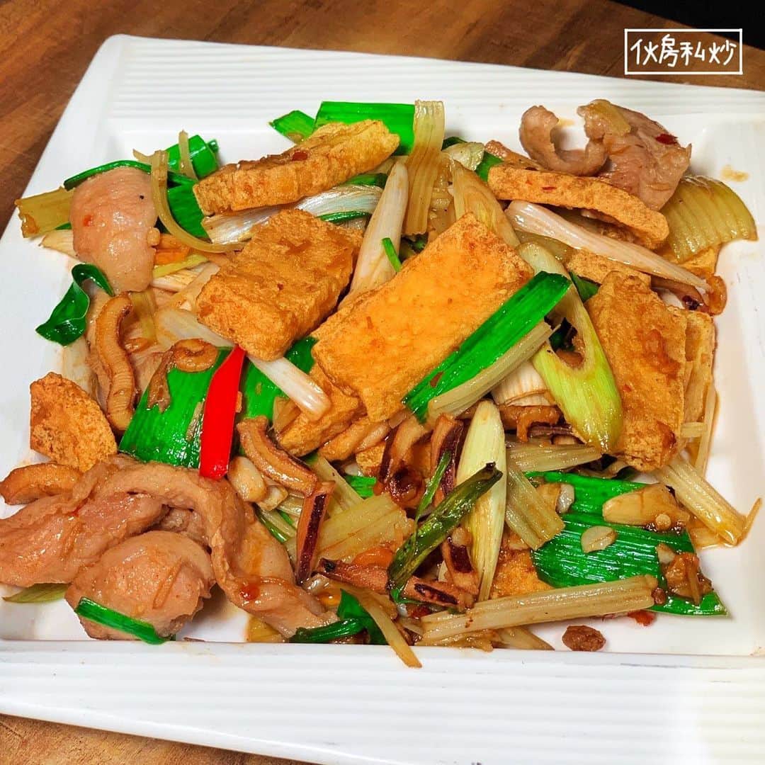 4foodie, for foodieさんのインスタグラム写真 - (4foodie, for foodieInstagram)「📍Taipei, Taiwan  伙房烤魚/以下餐點及價位 川味烤魚 $1280 美味程度：🌕🌕🌕🌕🌗 💡補充💡內含年糕、藕片、土豆、鴨血、臭豆腐、生豆包等等食材，份量充足，魚的鮮甜搭配微微的大蒜和添加的花椒和香菜，整體湯頭非常的入味。魚肉口感軟爛中富有彈性，鴨血彈嫩到幾乎一夾就能劃破！土豆夾起來綿密，不會一碰就碎，但是放到嘴裡卻又入口即化的口感，燉煮上桌的時間抓的剛剛好，非常厲害😋 油條花枝內包有內陷，烤魚已經處理好，服務真的很貼心☺️💛 黑蒜蜆烏骨雞湯 $620 美味程度：🌕🌕🌕🌕🌑 💡補充💡黑蒜的味道非常濃郁，冬天喝很補又很暖。一開始嚐到的是烏骨雞的肉鮮味，黑蒜會在湯到喉嚨的時候從舌尾巴甜回來😂，很特別！ 伙房燃麵 $120 美味程度：🌕🌕🌕🌕🌑 💡補充💡店家的特製醬拌麵，微辣，麵體軟硬適中，伴著蔥花香香麻麻的很涮嘴，如果追求更刺激口感可以加上店家私房辣椒，辣度更上一層樓😝 鮮蝦烘蛋 $320 美味程度：🌕🌕🌕🌕🌗 💡補充💡厚厚一層吃起來很滿足的烘蛋，蝦子吃起來比蛋還多😂口感層次很多變，吃得到蝦漿的細緻、蝦子本身的Q彈、還有蛋的軟嫩，調味偏鹹，非常下飯(^_^) 金沙玉米筍 $180 美味程度：🌕🌕🌕🌕🌑 💡補充💡又香又濃郁的鹹蛋黃包裹著新鮮的玉米筍，外皮炸得金黃酥脆，咬下去還有點流心，拌著飯吃可以吃好幾碗🔥 油條牛肉 $280 美味程度：🌕🌕🌕🌗🌑 💡補充💡口味偏重，比較適合當配飯或是當下酒菜～ 旁邊的油條一半吸滿了醬汁一半保持乾脆和牛肉搭配起來一起剛剛好😆 伙房私炒 $240 美味程度：🌕🌕🌕🌕🌑 💡補充💡店家的招牌菜之一！很像特製版的回鍋肉，趁熱吃可以享受到炸臭豆腐吸滿蒜苗香氣的酥脆口感，整道菜香氣撲鼻而且秀色可餐，肉片部分有一點柴，但不影響整體口味😋 安格斯牛小排 $320 美味程度：🌕🌕🌕🌕🌗 💡補充💡安格斯牛小排咬起來彈嫩，就算煮很久也不會老掉，油花分佈均勻，肉汁鮮甜多汁😭❤️👍🏻肉的份量剛好，有飽足感的同時又讓人感到念念不忘。肉的品質精緻，美味沒得挑剔🥩 整體 環境衛生：🌕🌕🌕🌕🌑 服務態度：🌕🌕🌕🌕🌕 再訪意願：🌕🌕🌕🌕🌗 🗺台北市中山區五常街83號 🚇捷運中山國中站 ☎(02)2508-2890 ⏰17:30-24:00 🍽2020.1.12到訪用餐 #4foodie #4foodie中山國中站 #台北美食 #伙房烤魚 #中山國中美食 #台北烤魚 #台灣美食 #中山國中站美食 #taipei #4foodieforfoodie #4foodieintaipei #四川烤魚 ©️版權所有，不得轉載copyrights reserved」2月1日 13時17分 - 4foodie
