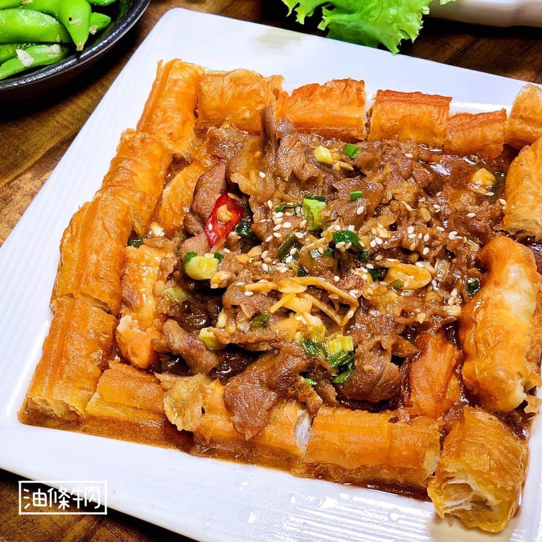 4foodie, for foodieさんのインスタグラム写真 - (4foodie, for foodieInstagram)「📍Taipei, Taiwan  伙房烤魚/以下餐點及價位 川味烤魚 $1280 美味程度：🌕🌕🌕🌕🌗 💡補充💡內含年糕、藕片、土豆、鴨血、臭豆腐、生豆包等等食材，份量充足，魚的鮮甜搭配微微的大蒜和添加的花椒和香菜，整體湯頭非常的入味。魚肉口感軟爛中富有彈性，鴨血彈嫩到幾乎一夾就能劃破！土豆夾起來綿密，不會一碰就碎，但是放到嘴裡卻又入口即化的口感，燉煮上桌的時間抓的剛剛好，非常厲害😋 油條花枝內包有內陷，烤魚已經處理好，服務真的很貼心☺️💛 黑蒜蜆烏骨雞湯 $620 美味程度：🌕🌕🌕🌕🌑 💡補充💡黑蒜的味道非常濃郁，冬天喝很補又很暖。一開始嚐到的是烏骨雞的肉鮮味，黑蒜會在湯到喉嚨的時候從舌尾巴甜回來😂，很特別！ 伙房燃麵 $120 美味程度：🌕🌕🌕🌕🌑 💡補充💡店家的特製醬拌麵，微辣，麵體軟硬適中，伴著蔥花香香麻麻的很涮嘴，如果追求更刺激口感可以加上店家私房辣椒，辣度更上一層樓😝 鮮蝦烘蛋 $320 美味程度：🌕🌕🌕🌕🌗 💡補充💡厚厚一層吃起來很滿足的烘蛋，蝦子吃起來比蛋還多😂口感層次很多變，吃得到蝦漿的細緻、蝦子本身的Q彈、還有蛋的軟嫩，調味偏鹹，非常下飯(^_^) 金沙玉米筍 $180 美味程度：🌕🌕🌕🌕🌑 💡補充💡又香又濃郁的鹹蛋黃包裹著新鮮的玉米筍，外皮炸得金黃酥脆，咬下去還有點流心，拌著飯吃可以吃好幾碗🔥 油條牛肉 $280 美味程度：🌕🌕🌕🌗🌑 💡補充💡口味偏重，比較適合當配飯或是當下酒菜～ 旁邊的油條一半吸滿了醬汁一半保持乾脆和牛肉搭配起來一起剛剛好😆 伙房私炒 $240 美味程度：🌕🌕🌕🌕🌑 💡補充💡店家的招牌菜之一！很像特製版的回鍋肉，趁熱吃可以享受到炸臭豆腐吸滿蒜苗香氣的酥脆口感，整道菜香氣撲鼻而且秀色可餐，肉片部分有一點柴，但不影響整體口味😋 安格斯牛小排 $320 美味程度：🌕🌕🌕🌕🌗 💡補充💡安格斯牛小排咬起來彈嫩，就算煮很久也不會老掉，油花分佈均勻，肉汁鮮甜多汁😭❤️👍🏻肉的份量剛好，有飽足感的同時又讓人感到念念不忘。肉的品質精緻，美味沒得挑剔🥩 整體 環境衛生：🌕🌕🌕🌕🌑 服務態度：🌕🌕🌕🌕🌕 再訪意願：🌕🌕🌕🌕🌗 🗺台北市中山區五常街83號 🚇捷運中山國中站 ☎(02)2508-2890 ⏰17:30-24:00 🍽2020.1.12到訪用餐 #4foodie #4foodie中山國中站 #台北美食 #伙房烤魚 #中山國中美食 #台北烤魚 #台灣美食 #中山國中站美食 #taipei #4foodieforfoodie #4foodieintaipei #四川烤魚 ©️版權所有，不得轉載copyrights reserved」2月1日 13時17分 - 4foodie