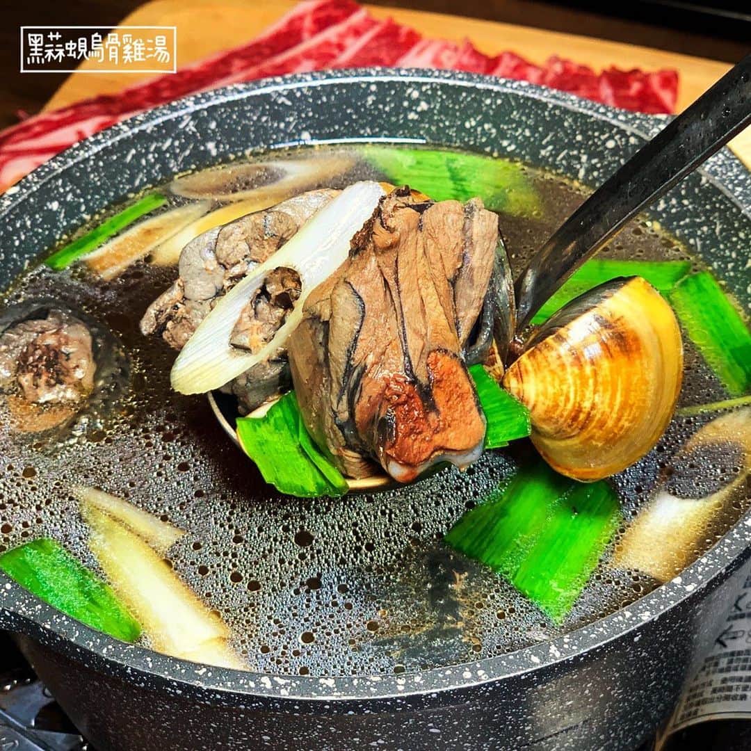 4foodie, for foodieさんのインスタグラム写真 - (4foodie, for foodieInstagram)「📍Taipei, Taiwan  伙房烤魚/以下餐點及價位 川味烤魚 $1280 美味程度：🌕🌕🌕🌕🌗 💡補充💡內含年糕、藕片、土豆、鴨血、臭豆腐、生豆包等等食材，份量充足，魚的鮮甜搭配微微的大蒜和添加的花椒和香菜，整體湯頭非常的入味。魚肉口感軟爛中富有彈性，鴨血彈嫩到幾乎一夾就能劃破！土豆夾起來綿密，不會一碰就碎，但是放到嘴裡卻又入口即化的口感，燉煮上桌的時間抓的剛剛好，非常厲害😋 油條花枝內包有內陷，烤魚已經處理好，服務真的很貼心☺️💛 黑蒜蜆烏骨雞湯 $620 美味程度：🌕🌕🌕🌕🌑 💡補充💡黑蒜的味道非常濃郁，冬天喝很補又很暖。一開始嚐到的是烏骨雞的肉鮮味，黑蒜會在湯到喉嚨的時候從舌尾巴甜回來😂，很特別！ 伙房燃麵 $120 美味程度：🌕🌕🌕🌕🌑 💡補充💡店家的特製醬拌麵，微辣，麵體軟硬適中，伴著蔥花香香麻麻的很涮嘴，如果追求更刺激口感可以加上店家私房辣椒，辣度更上一層樓😝 鮮蝦烘蛋 $320 美味程度：🌕🌕🌕🌕🌗 💡補充💡厚厚一層吃起來很滿足的烘蛋，蝦子吃起來比蛋還多😂口感層次很多變，吃得到蝦漿的細緻、蝦子本身的Q彈、還有蛋的軟嫩，調味偏鹹，非常下飯(^_^) 金沙玉米筍 $180 美味程度：🌕🌕🌕🌕🌑 💡補充💡又香又濃郁的鹹蛋黃包裹著新鮮的玉米筍，外皮炸得金黃酥脆，咬下去還有點流心，拌著飯吃可以吃好幾碗🔥 油條牛肉 $280 美味程度：🌕🌕🌕🌗🌑 💡補充💡口味偏重，比較適合當配飯或是當下酒菜～ 旁邊的油條一半吸滿了醬汁一半保持乾脆和牛肉搭配起來一起剛剛好😆 伙房私炒 $240 美味程度：🌕🌕🌕🌕🌑 💡補充💡店家的招牌菜之一！很像特製版的回鍋肉，趁熱吃可以享受到炸臭豆腐吸滿蒜苗香氣的酥脆口感，整道菜香氣撲鼻而且秀色可餐，肉片部分有一點柴，但不影響整體口味😋 安格斯牛小排 $320 美味程度：🌕🌕🌕🌕🌗 💡補充💡安格斯牛小排咬起來彈嫩，就算煮很久也不會老掉，油花分佈均勻，肉汁鮮甜多汁😭❤️👍🏻肉的份量剛好，有飽足感的同時又讓人感到念念不忘。肉的品質精緻，美味沒得挑剔🥩 整體 環境衛生：🌕🌕🌕🌕🌑 服務態度：🌕🌕🌕🌕🌕 再訪意願：🌕🌕🌕🌕🌗 🗺台北市中山區五常街83號 🚇捷運中山國中站 ☎(02)2508-2890 ⏰17:30-24:00 🍽2020.1.12到訪用餐 #4foodie #4foodie中山國中站 #台北美食 #伙房烤魚 #中山國中美食 #台北烤魚 #台灣美食 #中山國中站美食 #taipei #4foodieforfoodie #4foodieintaipei #四川烤魚 ©️版權所有，不得轉載copyrights reserved」2月1日 13時17分 - 4foodie
