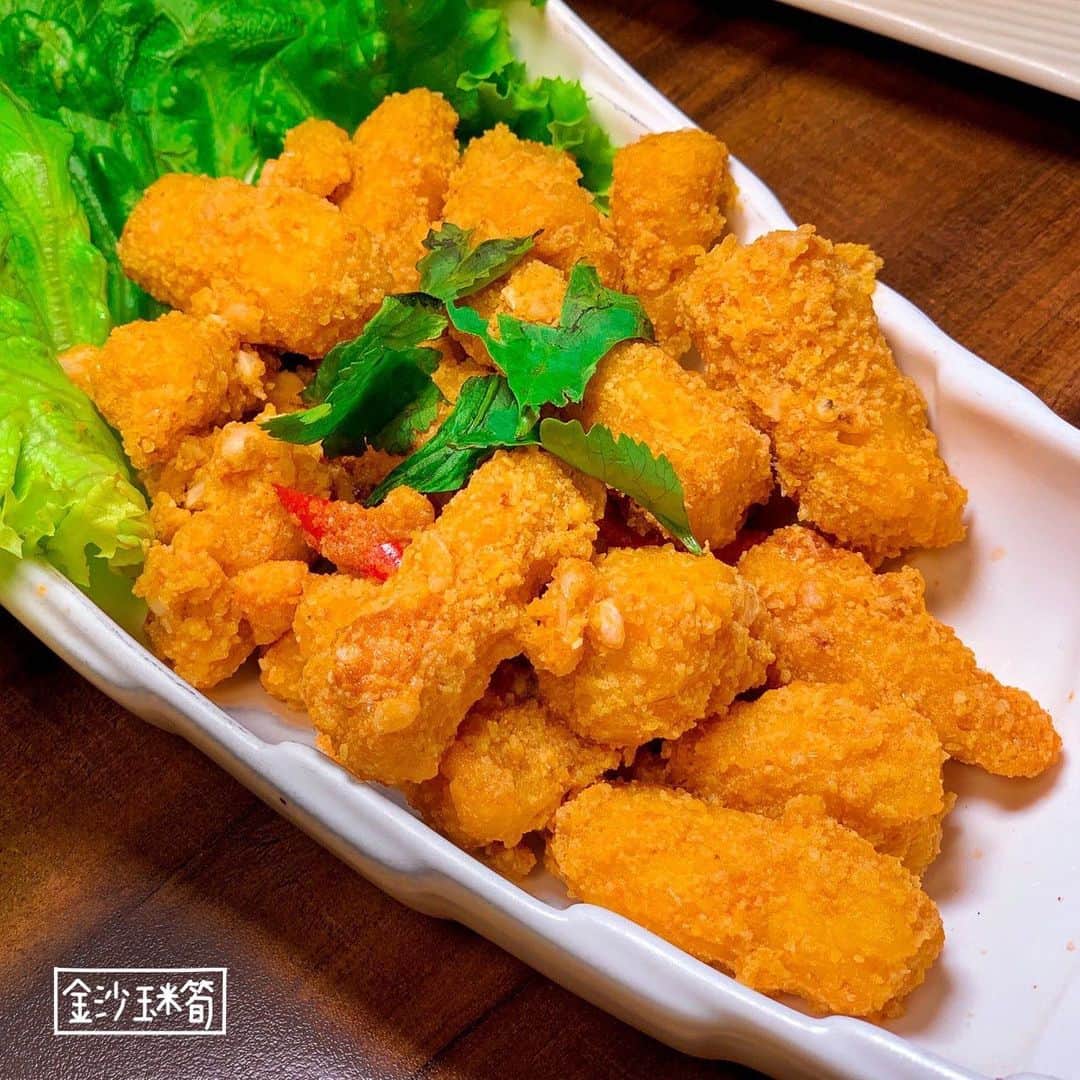 4foodie, for foodieさんのインスタグラム写真 - (4foodie, for foodieInstagram)「📍Taipei, Taiwan  伙房烤魚/以下餐點及價位 川味烤魚 $1280 美味程度：🌕🌕🌕🌕🌗 💡補充💡內含年糕、藕片、土豆、鴨血、臭豆腐、生豆包等等食材，份量充足，魚的鮮甜搭配微微的大蒜和添加的花椒和香菜，整體湯頭非常的入味。魚肉口感軟爛中富有彈性，鴨血彈嫩到幾乎一夾就能劃破！土豆夾起來綿密，不會一碰就碎，但是放到嘴裡卻又入口即化的口感，燉煮上桌的時間抓的剛剛好，非常厲害😋 油條花枝內包有內陷，烤魚已經處理好，服務真的很貼心☺️💛 黑蒜蜆烏骨雞湯 $620 美味程度：🌕🌕🌕🌕🌑 💡補充💡黑蒜的味道非常濃郁，冬天喝很補又很暖。一開始嚐到的是烏骨雞的肉鮮味，黑蒜會在湯到喉嚨的時候從舌尾巴甜回來😂，很特別！ 伙房燃麵 $120 美味程度：🌕🌕🌕🌕🌑 💡補充💡店家的特製醬拌麵，微辣，麵體軟硬適中，伴著蔥花香香麻麻的很涮嘴，如果追求更刺激口感可以加上店家私房辣椒，辣度更上一層樓😝 鮮蝦烘蛋 $320 美味程度：🌕🌕🌕🌕🌗 💡補充💡厚厚一層吃起來很滿足的烘蛋，蝦子吃起來比蛋還多😂口感層次很多變，吃得到蝦漿的細緻、蝦子本身的Q彈、還有蛋的軟嫩，調味偏鹹，非常下飯(^_^) 金沙玉米筍 $180 美味程度：🌕🌕🌕🌕🌑 💡補充💡又香又濃郁的鹹蛋黃包裹著新鮮的玉米筍，外皮炸得金黃酥脆，咬下去還有點流心，拌著飯吃可以吃好幾碗🔥 油條牛肉 $280 美味程度：🌕🌕🌕🌗🌑 💡補充💡口味偏重，比較適合當配飯或是當下酒菜～ 旁邊的油條一半吸滿了醬汁一半保持乾脆和牛肉搭配起來一起剛剛好😆 伙房私炒 $240 美味程度：🌕🌕🌕🌕🌑 💡補充💡店家的招牌菜之一！很像特製版的回鍋肉，趁熱吃可以享受到炸臭豆腐吸滿蒜苗香氣的酥脆口感，整道菜香氣撲鼻而且秀色可餐，肉片部分有一點柴，但不影響整體口味😋 安格斯牛小排 $320 美味程度：🌕🌕🌕🌕🌗 💡補充💡安格斯牛小排咬起來彈嫩，就算煮很久也不會老掉，油花分佈均勻，肉汁鮮甜多汁😭❤️👍🏻肉的份量剛好，有飽足感的同時又讓人感到念念不忘。肉的品質精緻，美味沒得挑剔🥩 整體 環境衛生：🌕🌕🌕🌕🌑 服務態度：🌕🌕🌕🌕🌕 再訪意願：🌕🌕🌕🌕🌗 🗺台北市中山區五常街83號 🚇捷運中山國中站 ☎(02)2508-2890 ⏰17:30-24:00 🍽2020.1.12到訪用餐 #4foodie #4foodie中山國中站 #台北美食 #伙房烤魚 #中山國中美食 #台北烤魚 #台灣美食 #中山國中站美食 #taipei #4foodieforfoodie #4foodieintaipei #四川烤魚 ©️版權所有，不得轉載copyrights reserved」2月1日 13時17分 - 4foodie