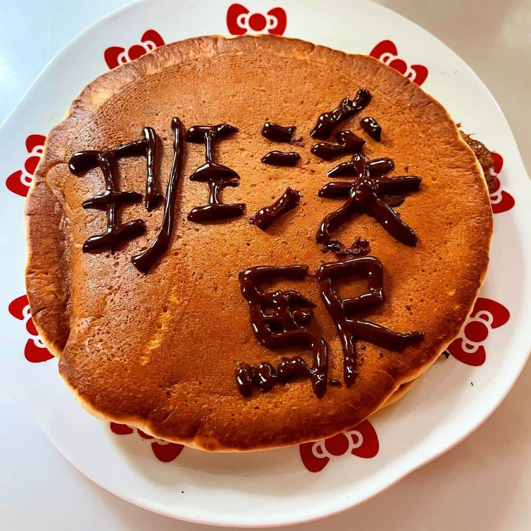 小嶋みつみさんのインスタグラム写真 - (小嶋みつみInstagram)「今日のお昼ご飯はぱんけえき🥞  おいしかったちゅん🥞😋  #鉄分補給 #鉄道 #鉄分補給メニュー #鉄道好きな人と繋がりたい #パンケーキ #パンケーキ作り #ホットケーキ #ホットケーキミックスで簡単 #班渓駅 #JR北海道 #鉄道好き #鉄道女子 #おひるごはん #お昼ご飯記録 #ランチ #キティちゃん #チョコペンアート」2月1日 13時22分 - meetme0323