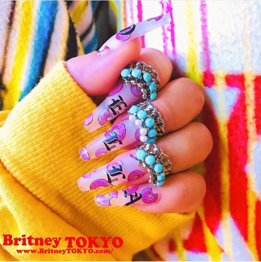 Britney TOKYOさんのインスタグラム写真 - (Britney TOKYOInstagram)「BritneyTOKYO NAIL STICKERS available 💅🏻✨at  🇺🇸 @naillabousa online store  ( https://naillabostore.com )  🇯🇵日本ではツメキラのウェブショップから購入可能 @tsumekira  ( https://www.tsumesakirari.jp )  🇹🇼Taiwan @naillabotw  ( https://www.naillabotw.com )  🇨🇦Canada @tat_canada  ( https://www.tat-canada.com )  🇲🇽 Mexico @nagelnailshop  ( https://nagel.mx )  #nailart #nails #britneytokyo #ネイル　#ネイルアート　#セルフネイル」2月1日 13時28分 - britneytokyo