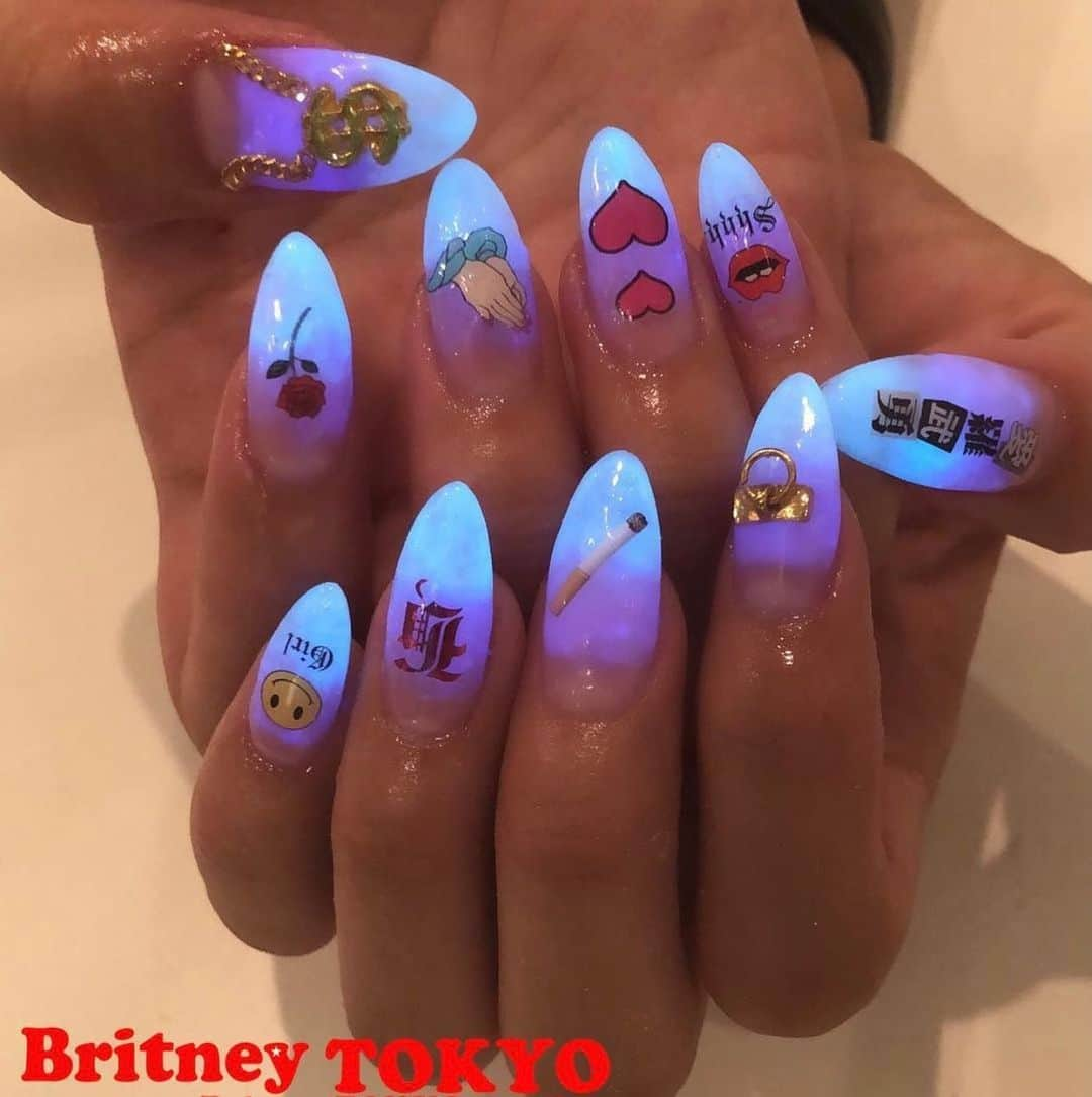 Britney TOKYOさんのインスタグラム写真 - (Britney TOKYOInstagram)「BritneyTOKYO NAIL STICKERS available 💅🏻✨at  🇺🇸 @naillabousa online store  ( https://naillabostore.com )  🇯🇵日本ではツメキラのウェブショップから購入可能 @tsumekira  ( https://www.tsumesakirari.jp )  🇹🇼Taiwan @naillabotw  ( https://www.naillabotw.com )  🇨🇦Canada @tat_canada  ( https://www.tat-canada.com )  🇲🇽 Mexico @nagelnailshop  ( https://nagel.mx )  #nailart #nails #britneytokyo #ネイル　#ネイルアート　#セルフネイル」2月1日 13時28分 - britneytokyo