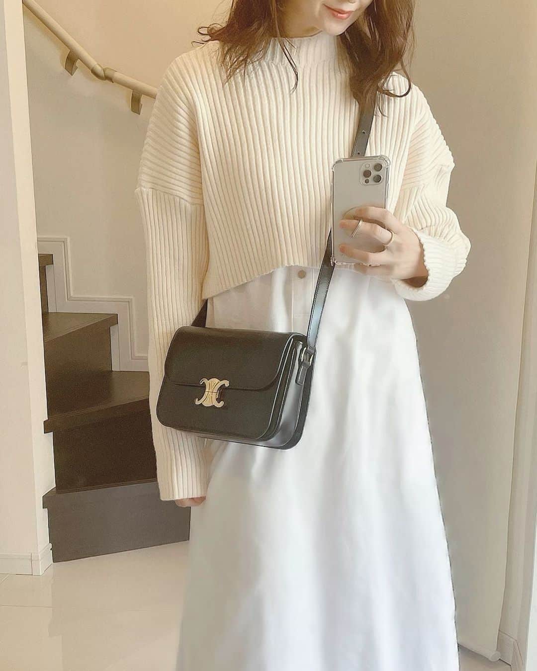 乙黒えりのインスタグラム：「いつもの服の ちょっとしたアレンジに クロップドニット #ニット @zara #シャツワンピース　@blanc_official.jp   #クロップドニット#シャツ#レイヤード#セリーヌバッグ #トリオンフ」