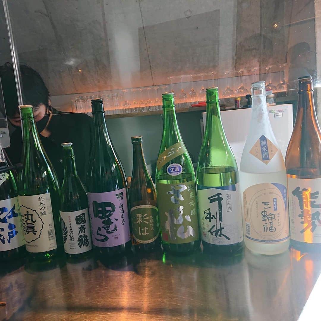 純米酒専門八咫 渋谷店さんのインスタグラム写真 - (純米酒専門八咫 渋谷店Instagram)「【2月初日👹】﻿ ﻿ こんにちは！﻿ 渋谷店です🤗﻿ ﻿ 昨日開催致しました『東京vs大阪』日本酒ツアーイベントご参加頂きました方、誠にありがとうございました🙇‍♂️﻿ 皆様のおかげで開催できたことがとても嬉しく思っております♪﻿ ﻿ あまり馴染みがない東京、大阪の日本酒でしたが、しっかりと歴史があり📚、蔵元さんの想いも伝えられていれば幸いです😊﻿ ﻿ 次回もまた皆様に楽しんで頂けるイベントを企画したいと思います‼️﻿ ﻿ 本日2月スタート🏁﻿ 15:00〜20:00で営業中！﻿ ご来店お待ちしております。﻿ ﻿ #YATA #純米酒 #純米酒専門店 #YATA渋谷店  #スタンディングバー 　#日本酒で乾杯 #日本酒　#sakestagram #利き酒  #日本酒好き #日本酒女子 #sake #日本酒専門店  #日本酒部 #日本酒の会  #日本酒居酒屋 #日本酒最高 #今日の一杯 #隠れ家 #飲酒タグラム #sakekampai  #渋谷　#shibuya  #日本酒好きな人と繋がりたい　#日本酒アルバム　#日本酒初心者　#地酒　#日本酒ツアー　#秋鹿　#江戸開城﻿ ﻿」2月1日 13時31分 - yata_shibuya