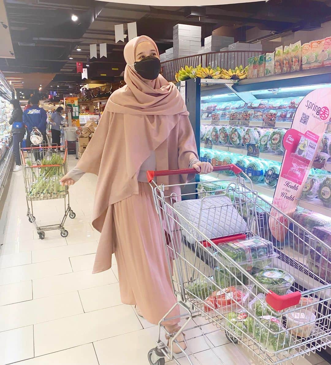 ラウディアシンシアベラのインスタグラム：「Bismillah..,  Awal bulan waktunya Groceries with Zahra Set in Rose dan Hijab Series Bella🌸 salah satu koleksi L by LCB yang sudah satu set Skirt dan Outernya yang bisa banget di mix and match dengan outfit lainnya. Model yang simple dan juga elegant cocok untuk menemani aktifitas kamu. Daann Semoga L'girls selalu dalam Lindungan Allah Subhaanahu Wa Ta'ala ✨  All set by @lbylcb  Sandals "BELLA DARLING" @dailydarling」