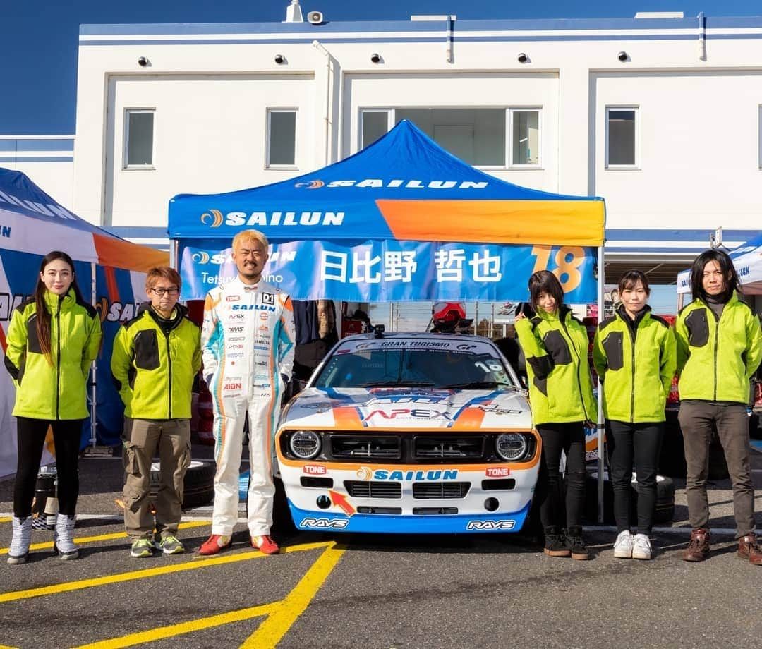 日比野哲也のインスタグラム：「D1GP2020年度は、シリーズ４位に終わることが出来ました。 タイヤメーカーのSAILUN様、スポンサーの皆様、ファンの皆様、応援ありがとうございました！  2020年シーズンはコロナでいつもとは少し違ったD1GPでしたが、インターネットを通してたくさんの方に応援してもらえて嬉しかったです。  R7で実は、クラッシュからのタービンブローでした！ チームは【Guild n oneさん】に駆け込み、徹夜でマシンを直してくれました。 小野さん松井くんのお陰で、走ることができました。 ありがとうございました。😆👍  最終戦ベスト16では、実はベルトテンショナーがブローしてしまい重ステで先行走りきりました。 さすがに後追いは走らせてもらえませんでした。 残念な終わり方でしたが、チーム員たちにとても感謝してます。 ありがとう😆💕✨  2021年シーズンはもうすぐ目の前です。 変わらず全力で頑張って行きますので、引き続き応援をどうぞよろしくお願いします😎  #D1 #HIBINO #日比野塾  #hibinojyuku #SAILUN #APEX #TONE #RAYS #CIRCUITHAWAII #YMS #G-MEISTER #SunRISE #KES #RSR  #ROCKETBUNNY  #PANDEM #BRIDE #ORC #CUSCO #KOYORAD #GULF #GCG #workshop匠 #project μ #キノクニ #HPI #Ignitionprojects」